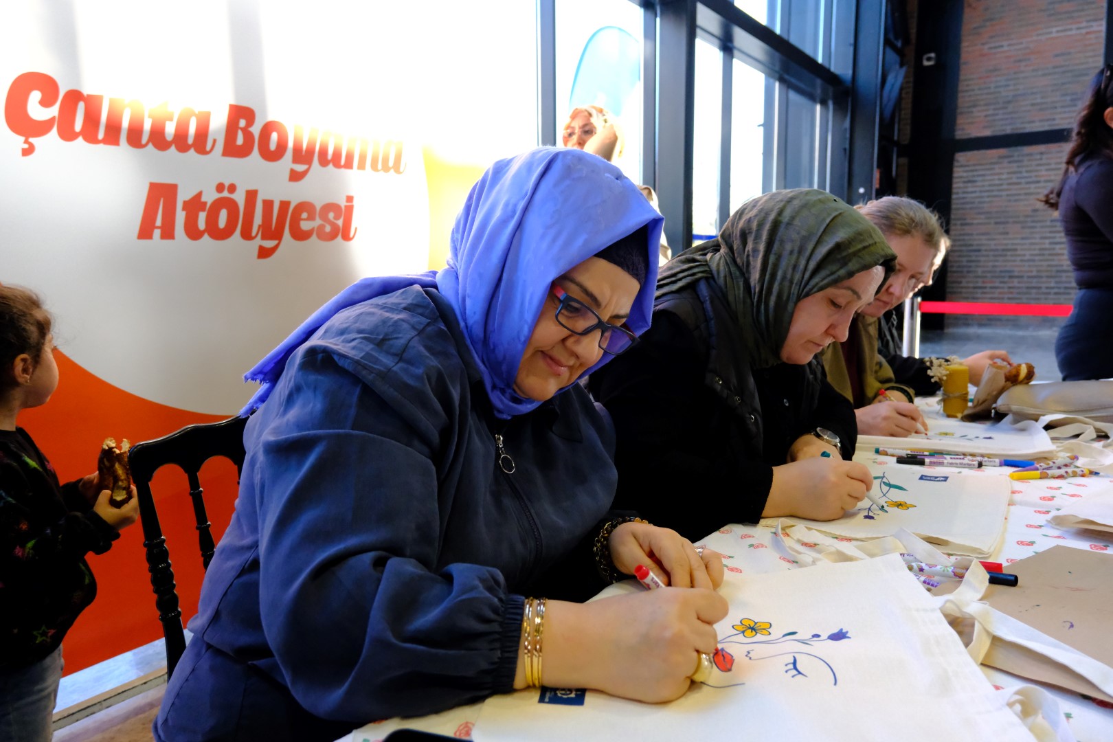 Kocaeli’de “Kadına Şiddete Karşı Mücadele” Etkinliği! Turuncu Balonlar Gökyüzüne Umut Bıraktı (10)