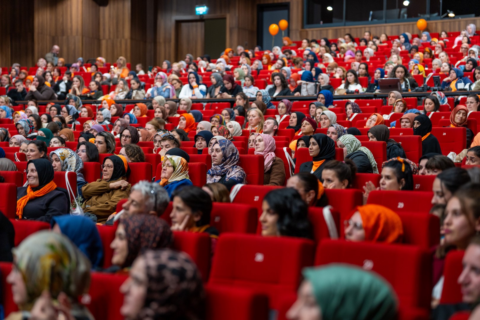 Kocaeli’de “Kadına Şiddete Karşı Mücadele” Etkinliği! Turuncu Balonlar Gökyüzüne Umut Bıraktı (12)