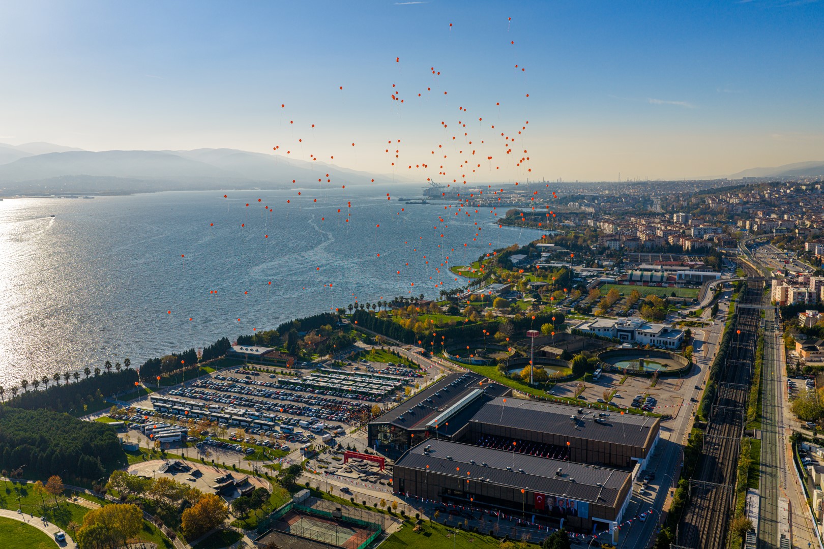 Kocaeli’de “Kadına Şiddete Karşı Mücadele” Etkinliği! Turuncu Balonlar Gökyüzüne Umut Bıraktı (14)