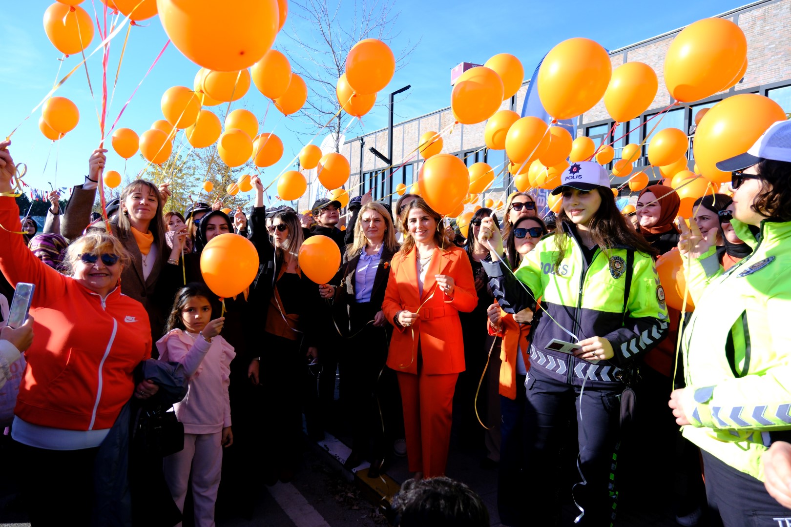 Kocaeli’de “Kadına Şiddete Karşı Mücadele” Etkinliği! Turuncu Balonlar Gökyüzüne Umut Bıraktı (2)