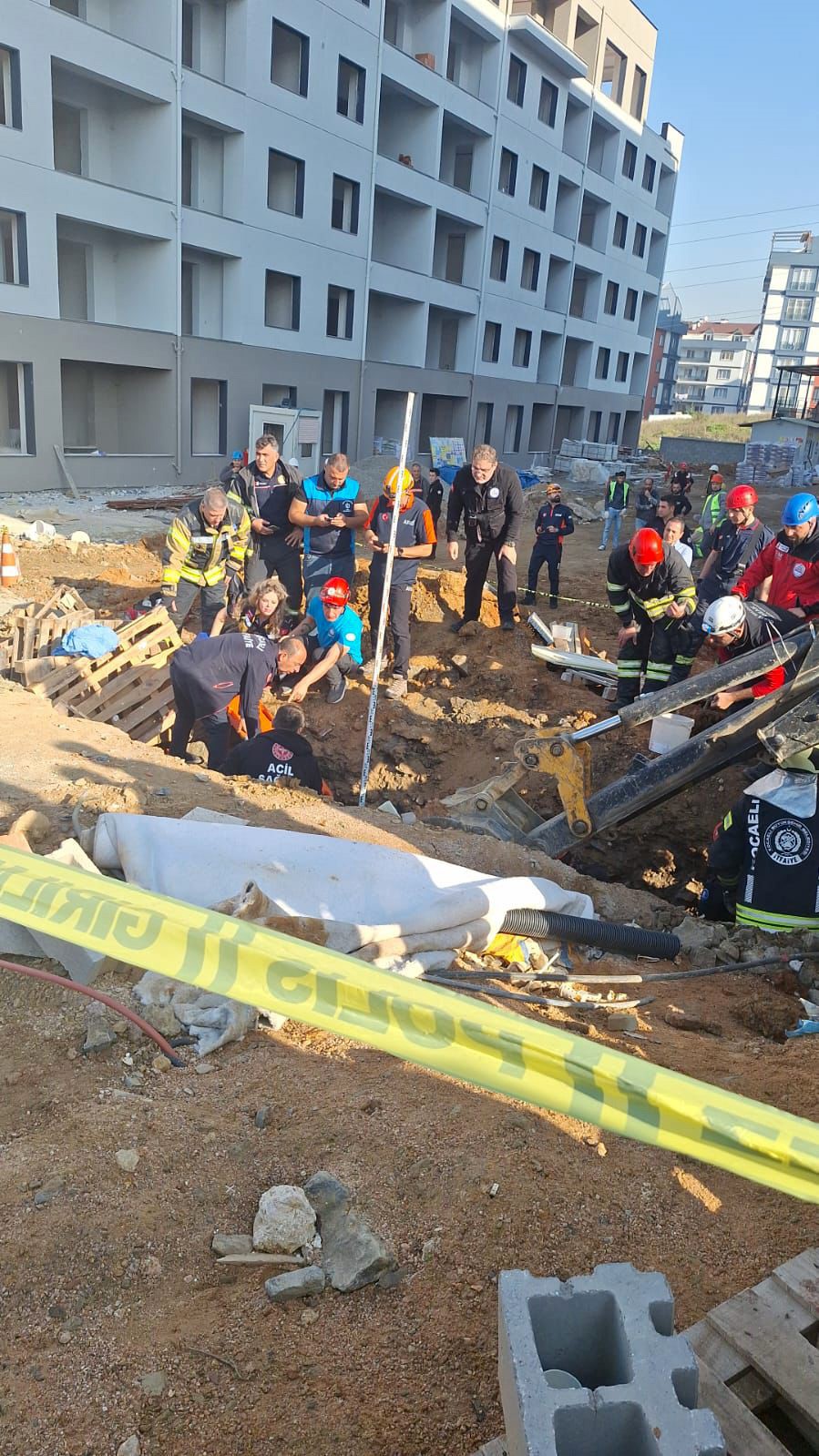 Kocaeli'de Kanalizasyon Çalışmasında Göçük! Bir İşçi Toprak Altında Kaldı 01-1