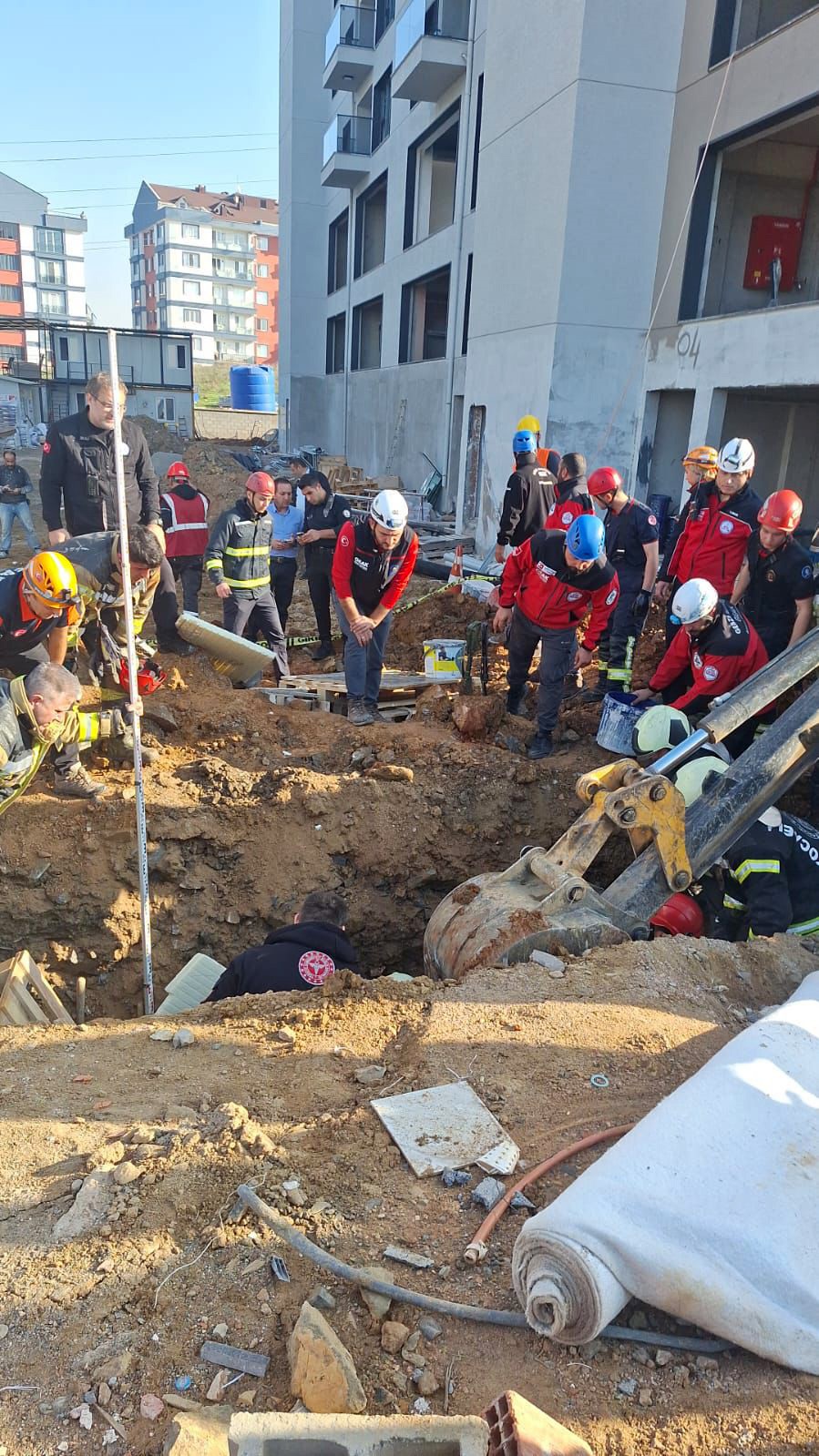 Kocaeli'de Kanalizasyon Çalışmasında Göçük! Bir İşçi Toprak Altında Kaldı 02