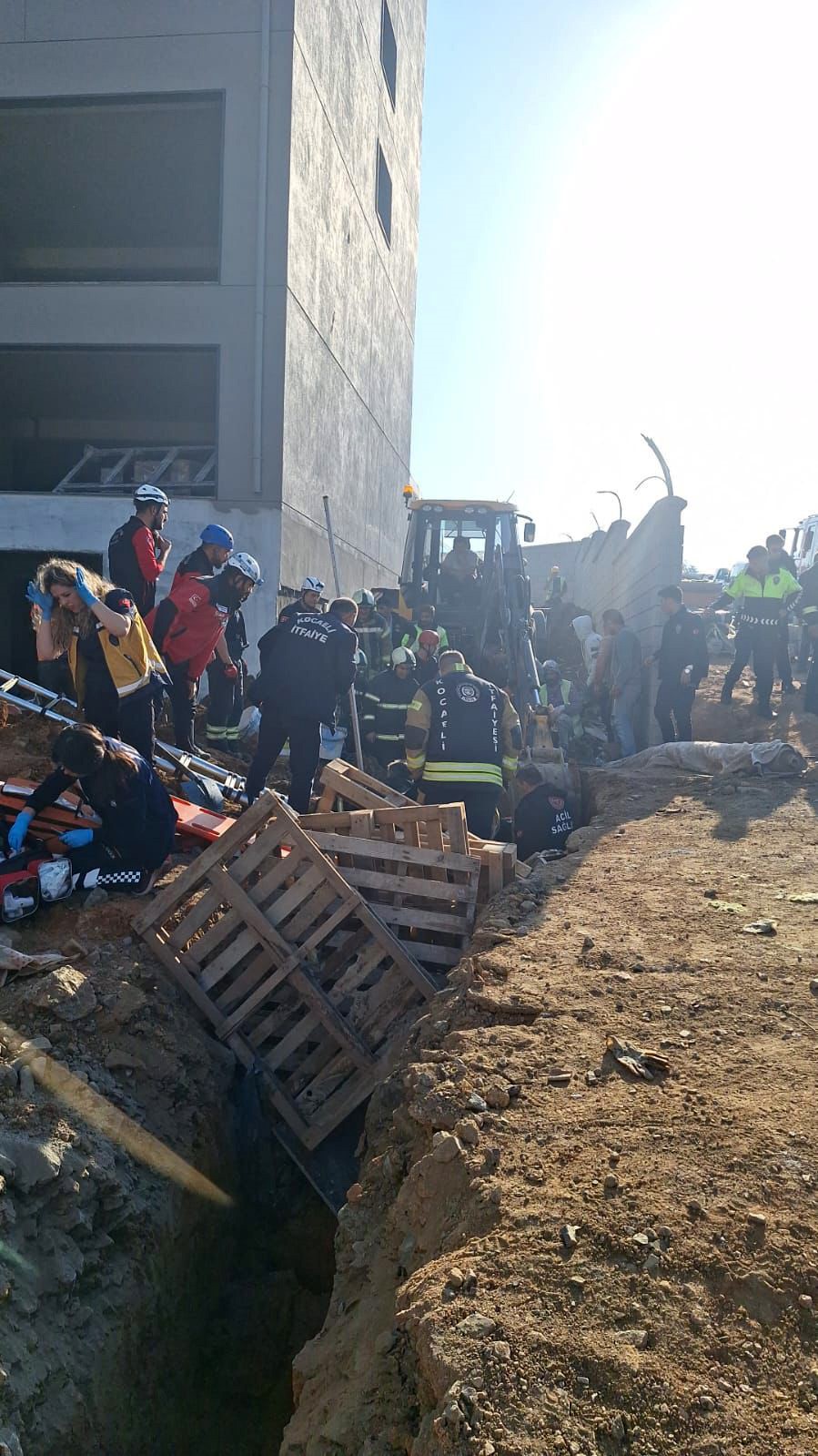 Kocaeli'de Kanalizasyon Çalışmasında Göçük! Bir İşçi Toprak Altında Kaldı 03