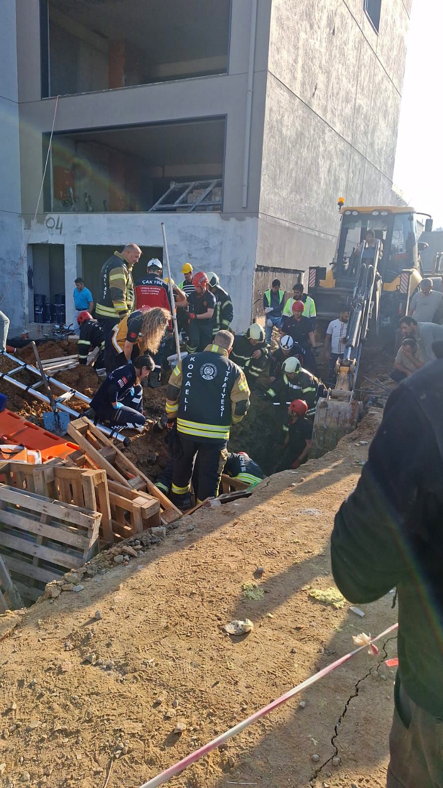 Kocaeli'de Kanalizasyon Çalışmasında Göçük! Bir İşçi Toprak Altında Kaldı 04