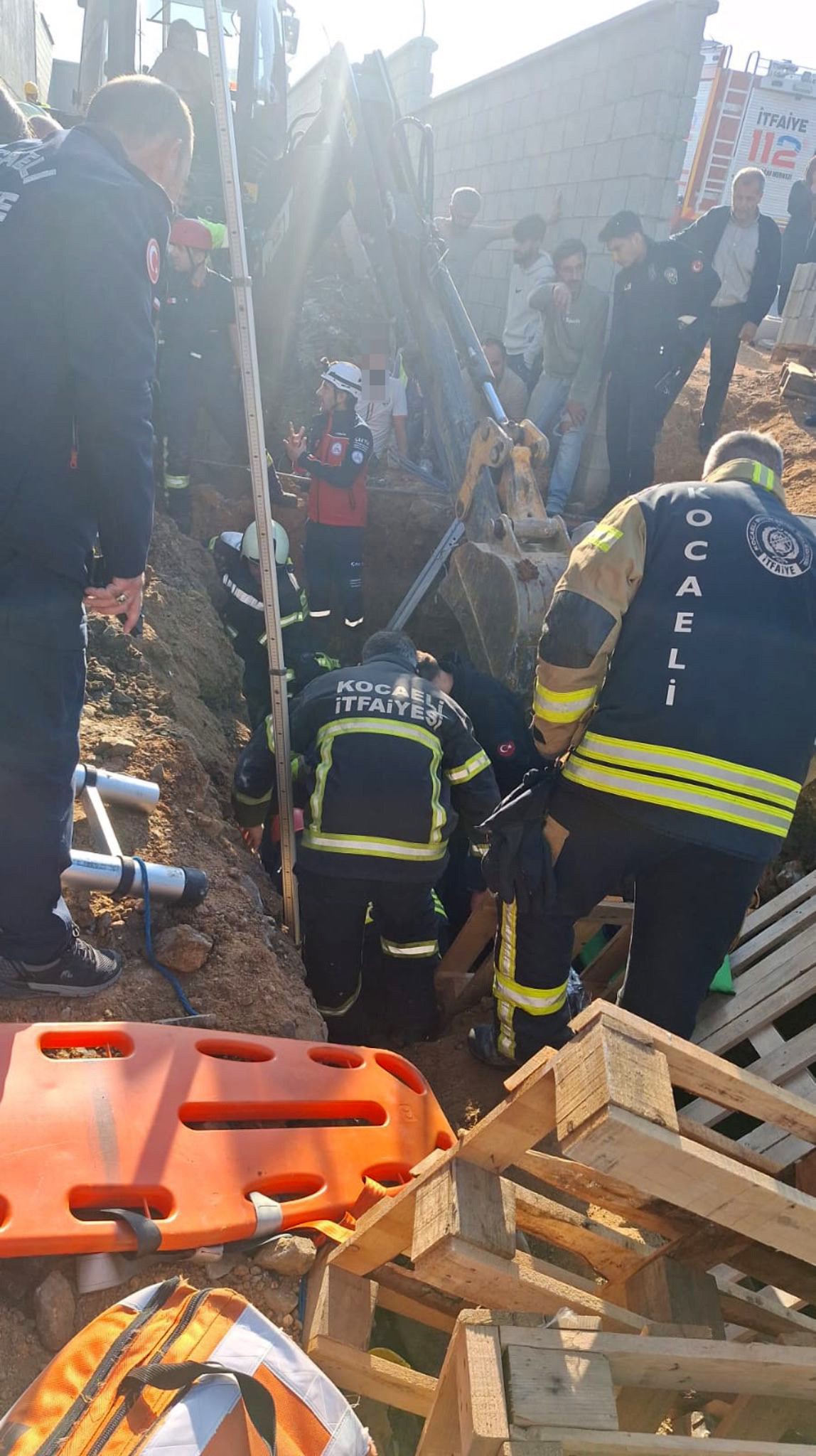 Kocaeli'de Kanalizasyon Çalışmasında Göçük! Bir İşçi Toprak Altında Kaldı 06