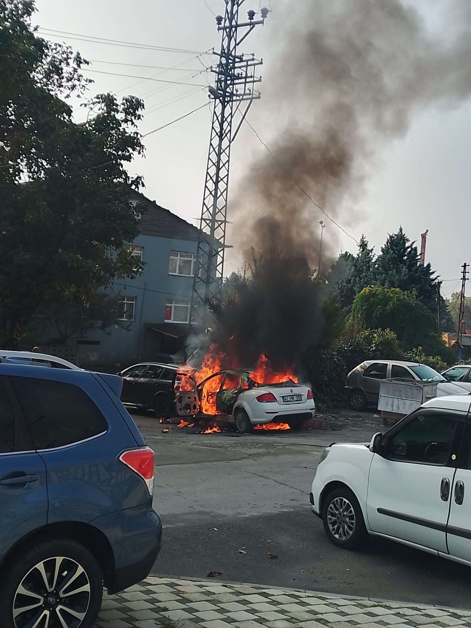 Kocaeli'de Yakıt Alan Araç Alev Alev Yandı 01