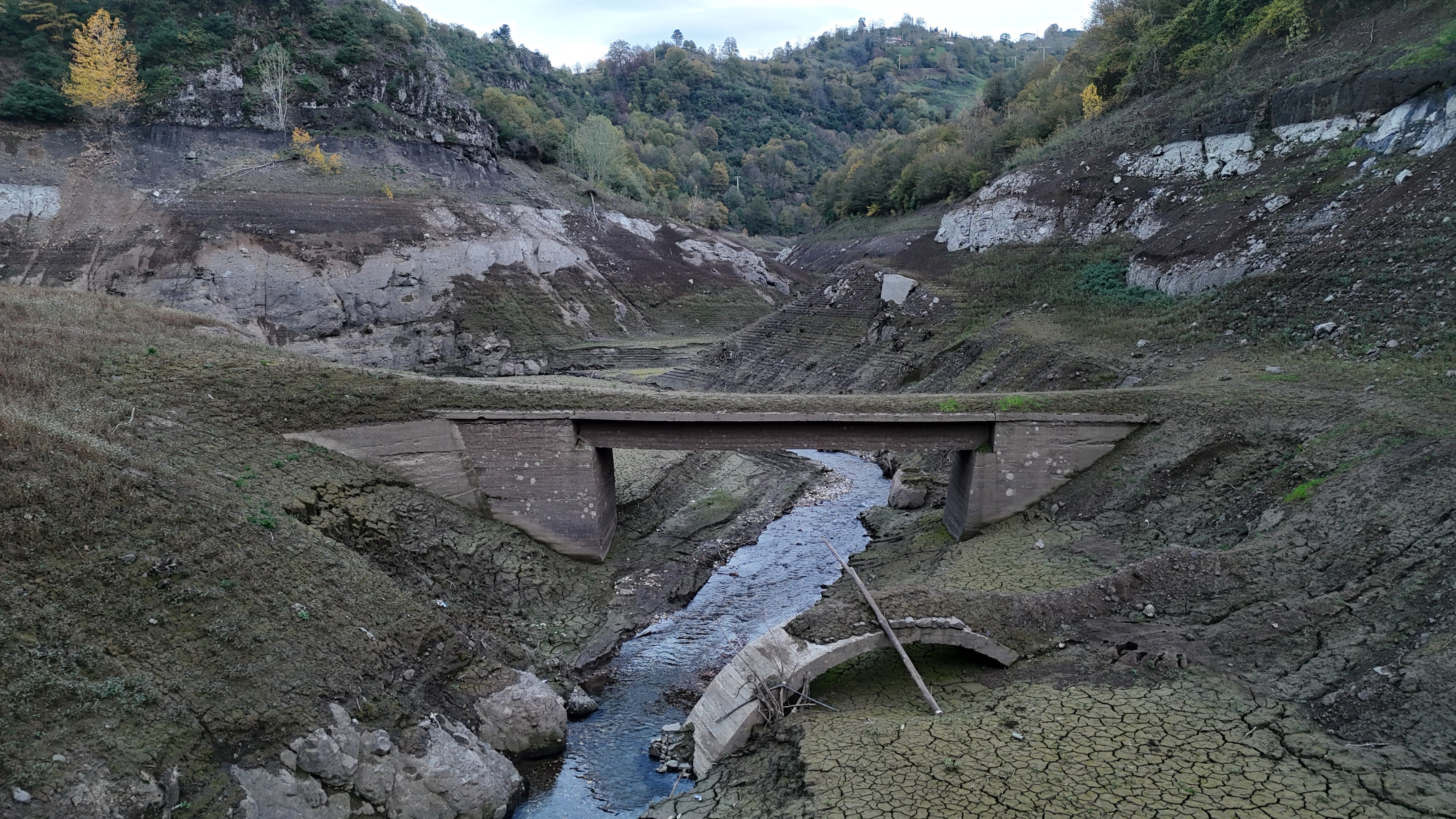 Kocaeli’nin Içme Suyu Kaynağı Olan Yuvacık Barajı’nda Su Seviyesi Kritik Seviyeye Indi. Baraj Havzasında Eski Yapılar Gün Yüzüne Çıktı. 01