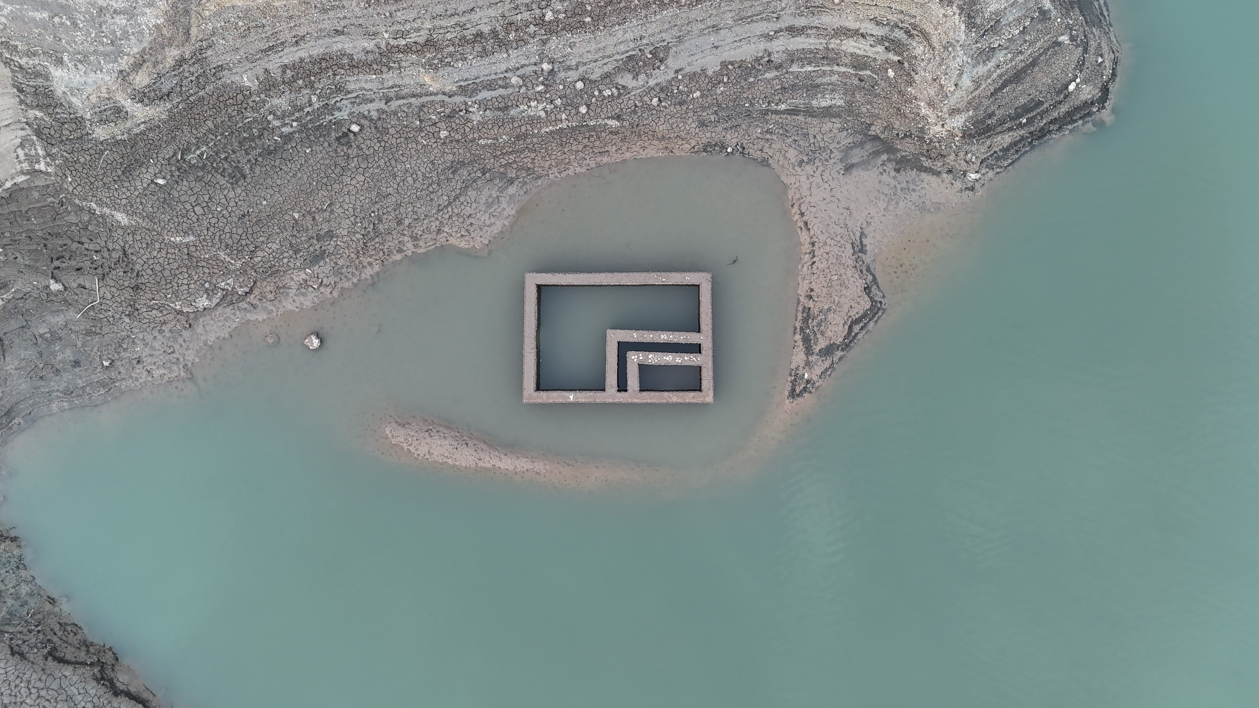 Kocaeli’nin Içme Suyu Kaynağı Olan Yuvacık Barajı’nda Su Seviyesi Kritik Seviyeye Indi. Baraj Havzasında Eski Yapılar Gün Yüzüne Çıktı. 03