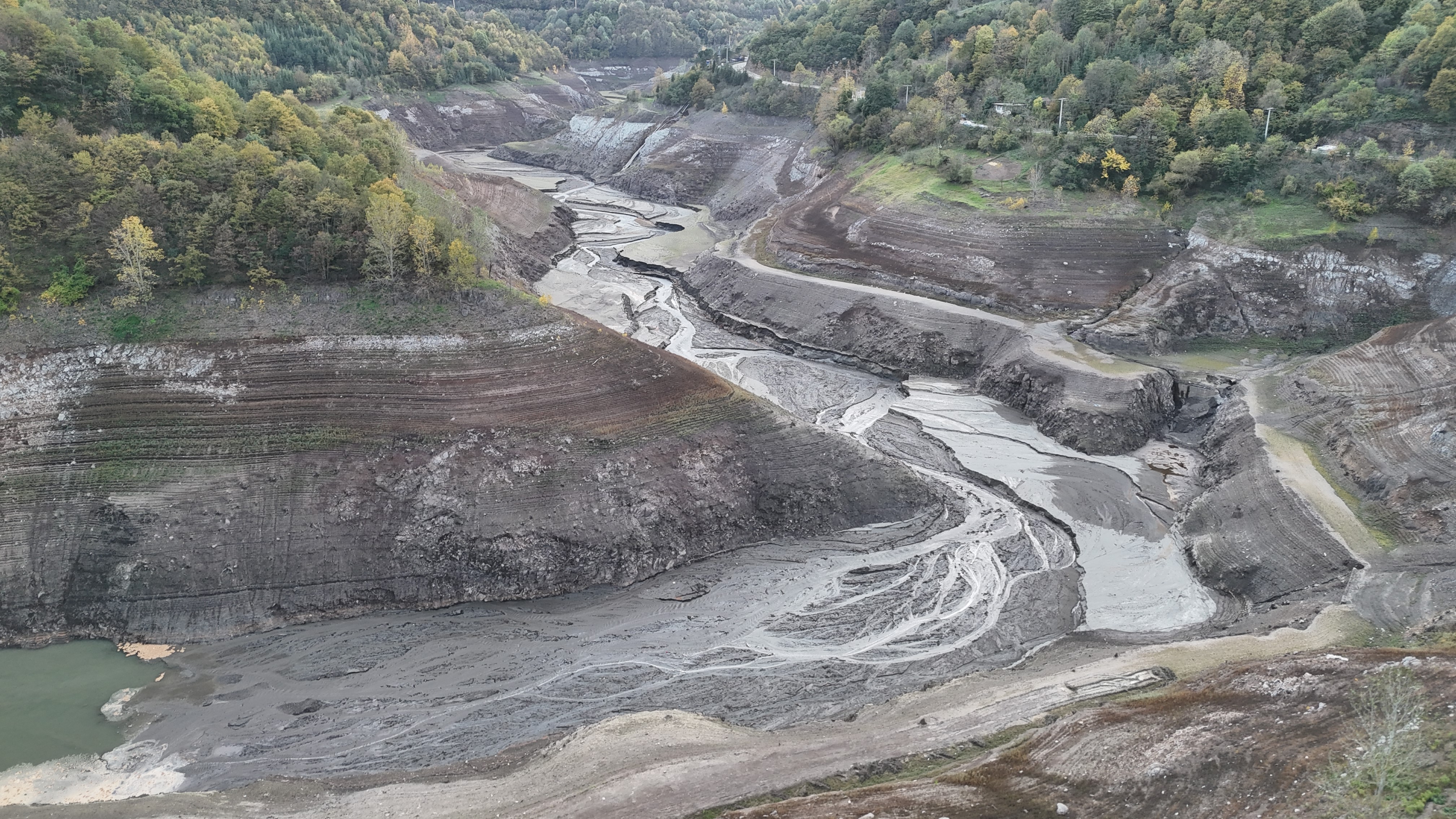 Kocaeli’nin Içme Suyu Kaynağı Olan Yuvacık Barajı’nda Su Seviyesi Kritik Seviyeye Indi. Baraj Havzasında Eski Yapılar Gün Yüzüne Çıktı. 06