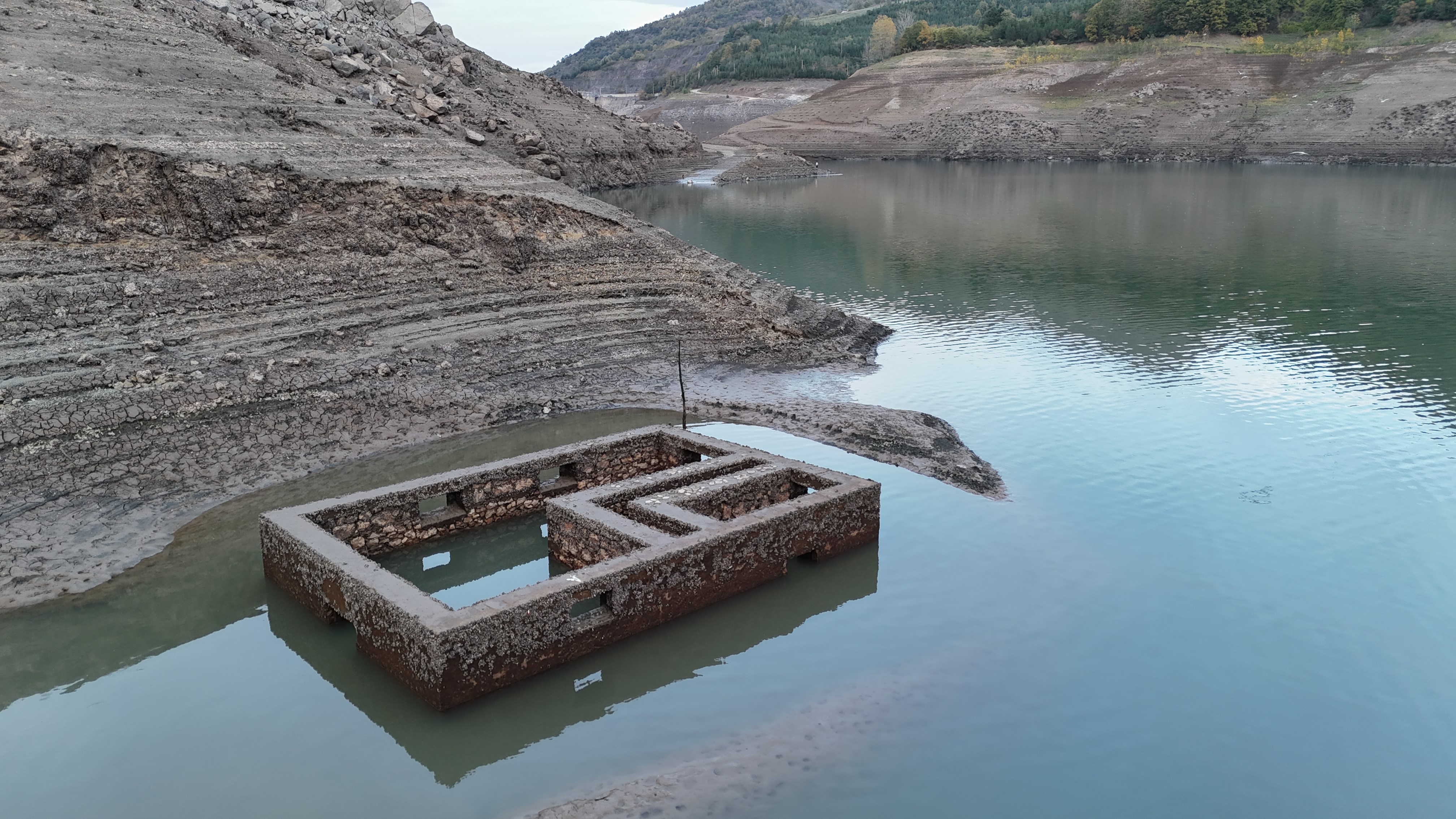 Kocaeli’nin Içme Suyu Kaynağı Olan Yuvacık Barajı’nda Su Seviyesi Kritik Seviyeye Indi. Baraj Havzasında Eski Yapılar Gün Yüzüne Çıktı. 07
