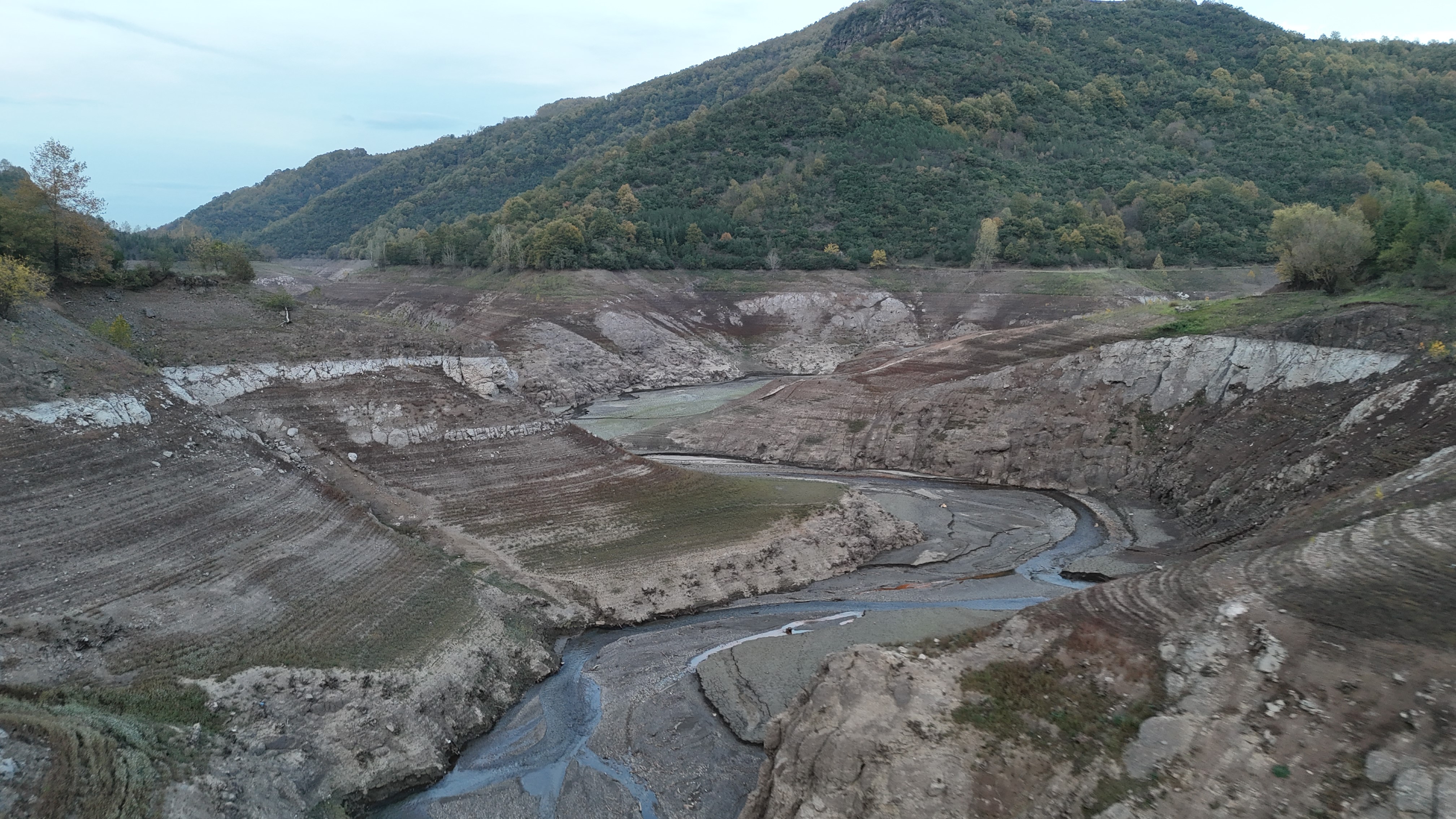 Kocaeli’nin Içme Suyu Kaynağı Olan Yuvacık Barajı’nda Su Seviyesi Kritik Seviyeye Indi. Baraj Havzasında Eski Yapılar Gün Yüzüne Çıktı. 09