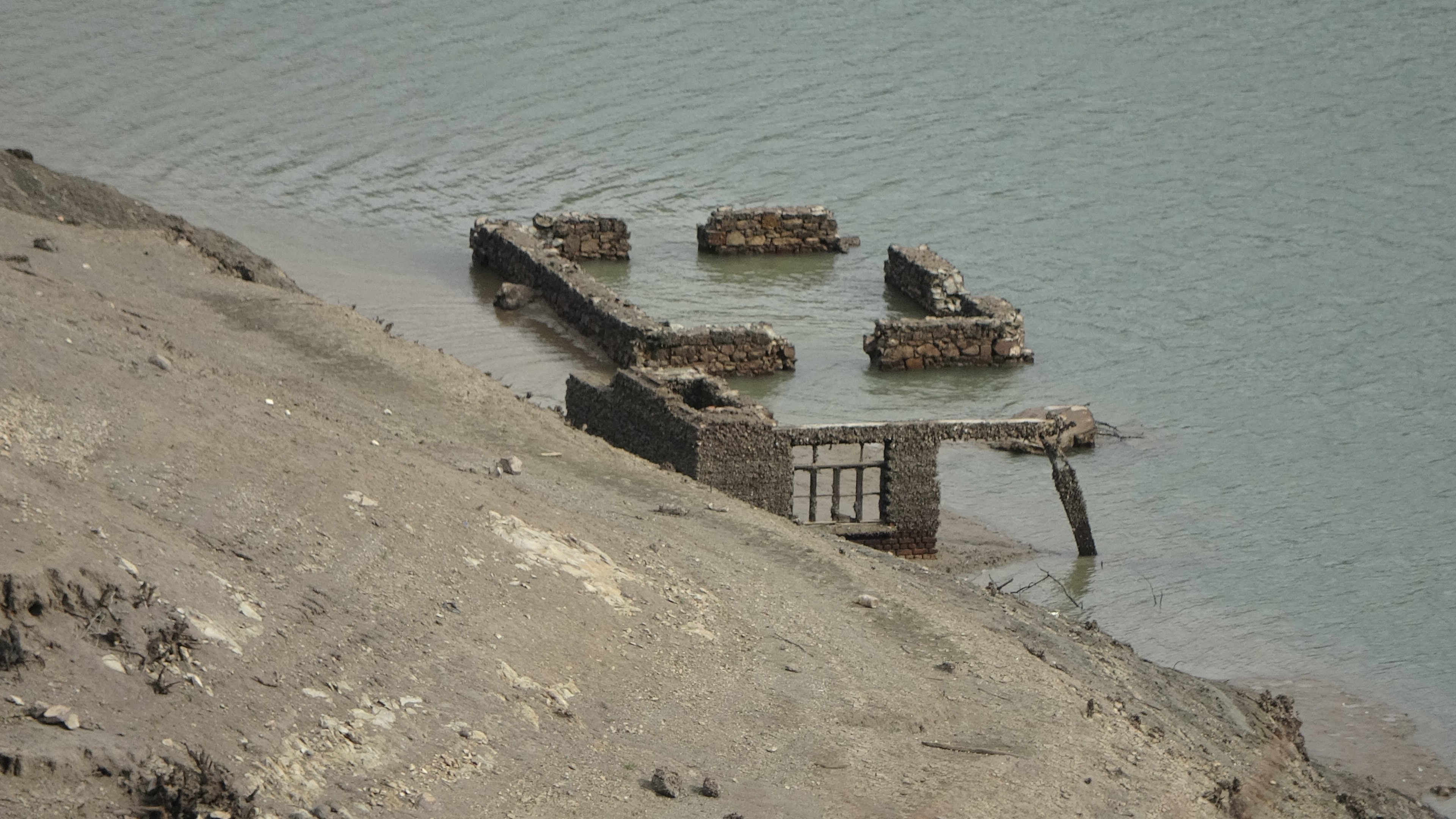 Kocaeli’nin Içme Suyu Kaynağı Olan Yuvacık Barajı’nda Su Seviyesi Kritik Seviyeye Indi. Baraj Havzasında Eski Yapılar Gün Yüzüne Çıktı. 11