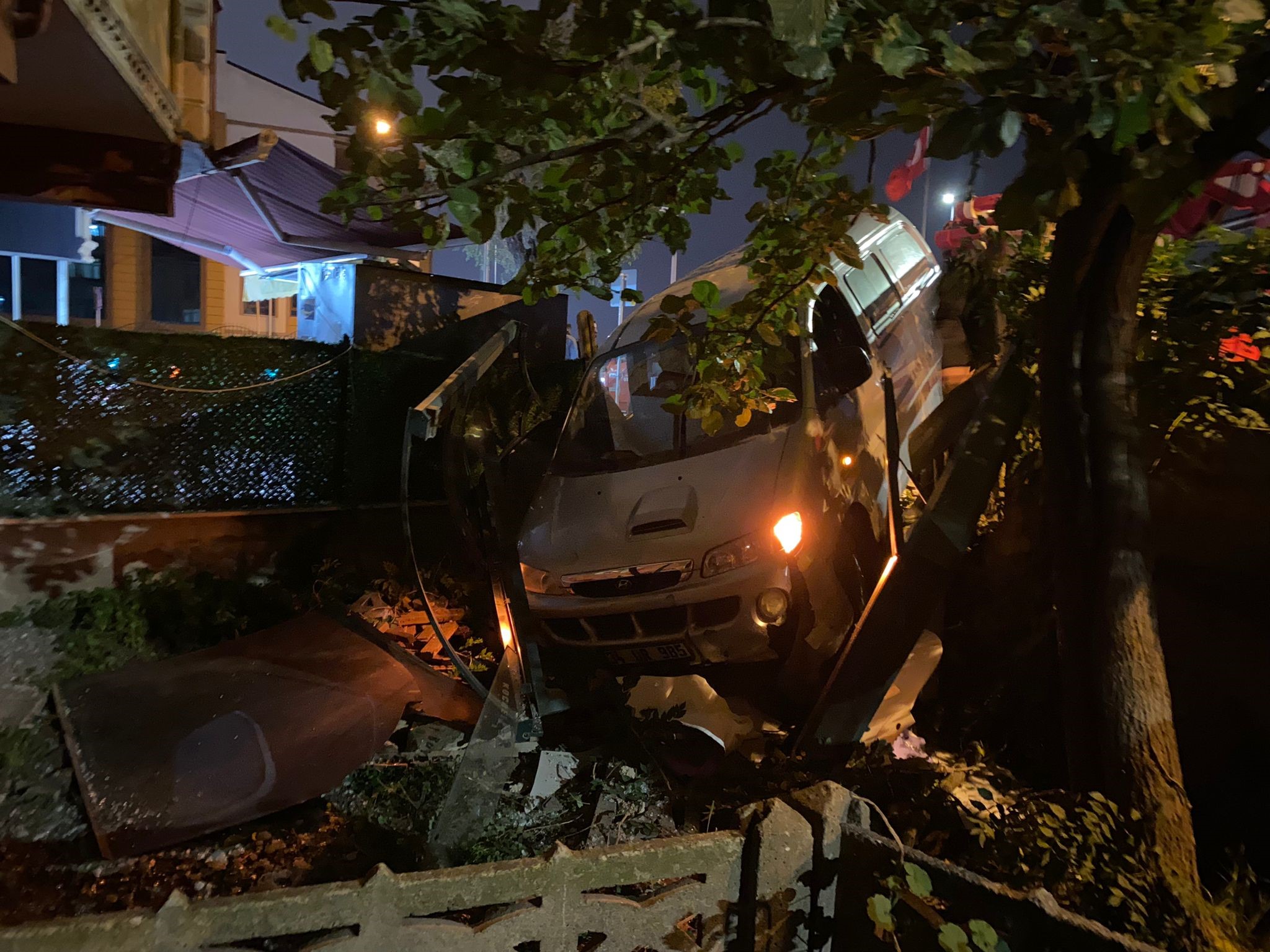 Körfez’de Feci Kaza! Araç Bahçeye Girdi (1)-1