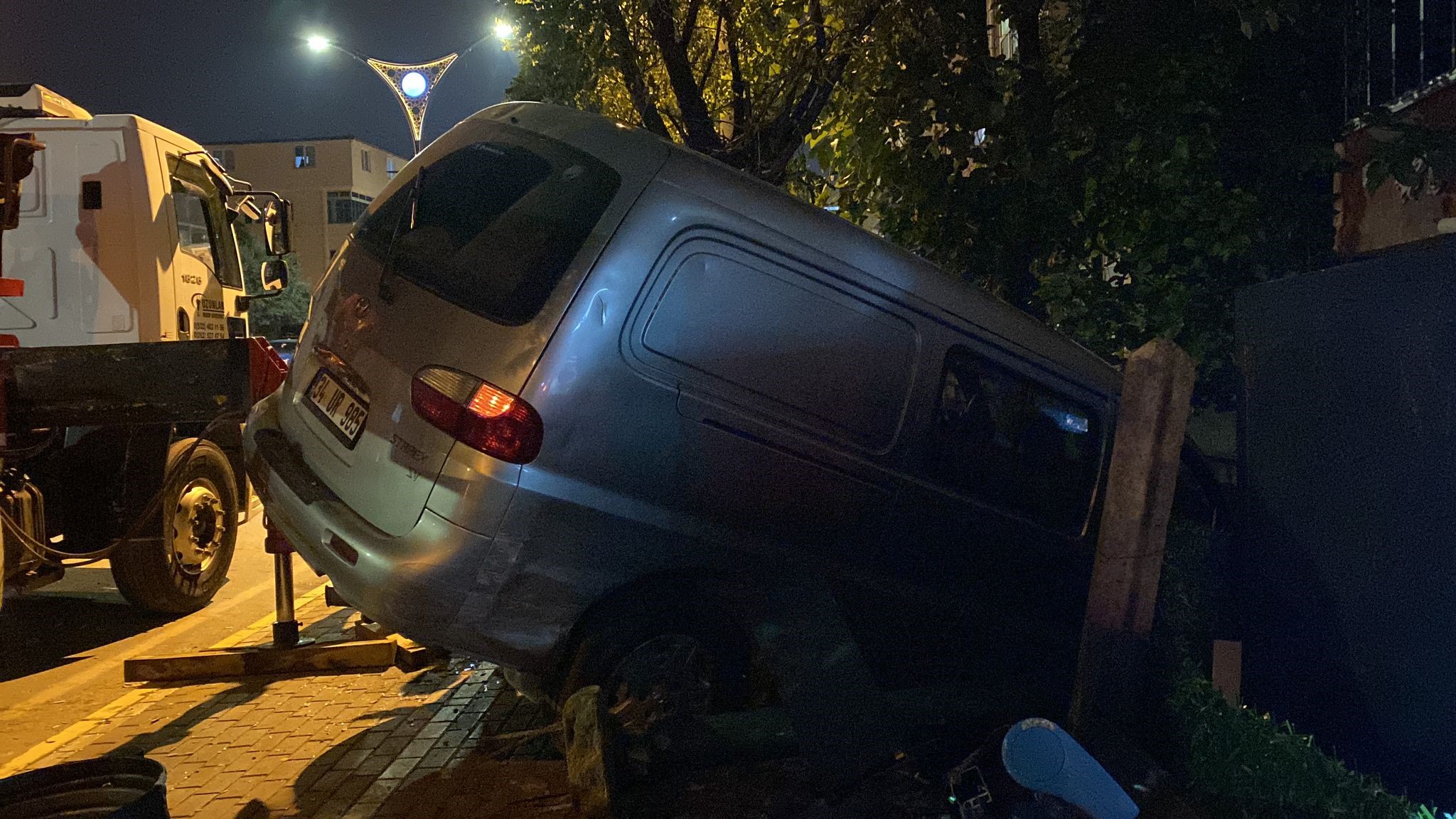 Körfez’de Feci Kaza! Araç Bahçeye Girdi (3)