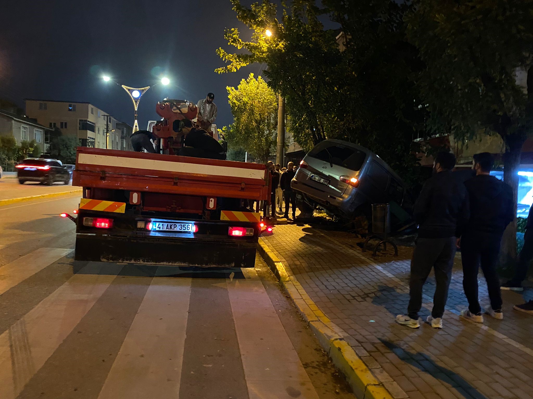 Körfez’de Feci Kaza! Araç Bahçeye Girdi (5)