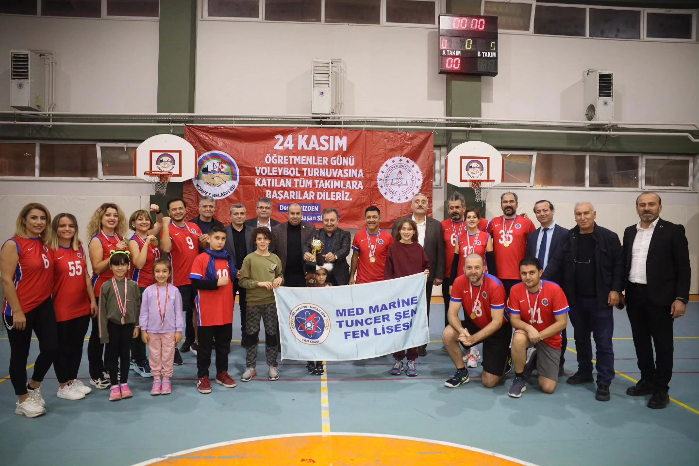 Körfez’de Öğretmenler Günü Voleybol Turnuvası’nın Şampiyonu Belli Oldu (10)