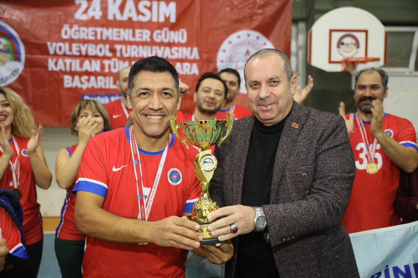 Körfez’de Öğretmenler Günü Voleybol Turnuvası’nın Şampiyonu Belli Oldu (5)