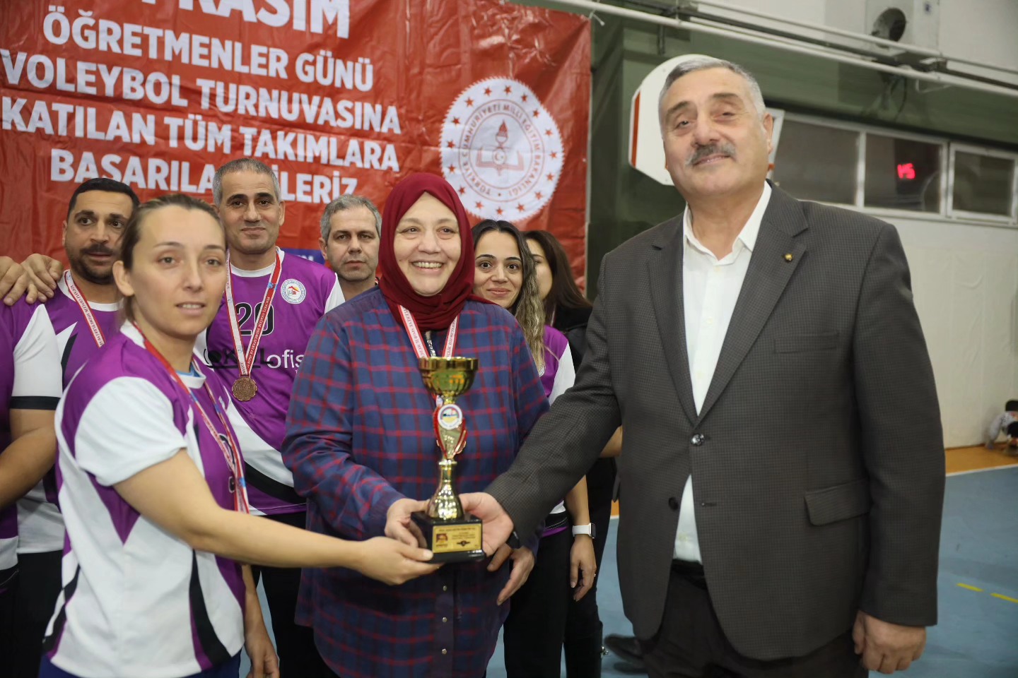 Körfez’de Öğretmenler Günü Voleybol Turnuvası’nın Şampiyonu Belli Oldu (6)