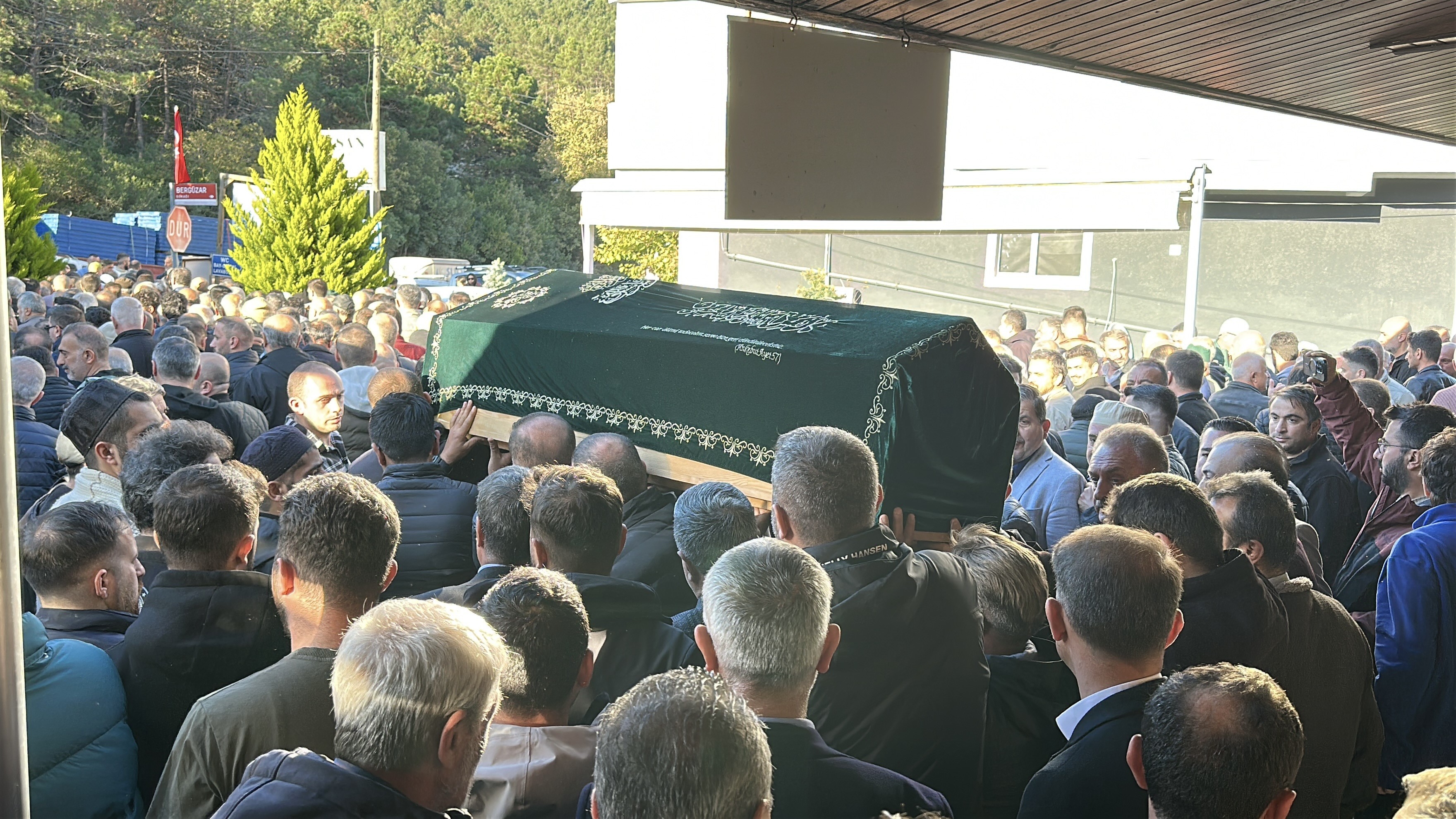 Kozmetik Fabrikasında Çıkan Yangında Ağır Yaralanarak Kocaeli Şehir Hastanesi’nde Yaşamını Yitiren 7. Kurban Tuncay Yıldız, Beykoz’da Düzenlenen Cenaze Töreniyle Müzellef Mezarlığı’na Defnedildi (3)