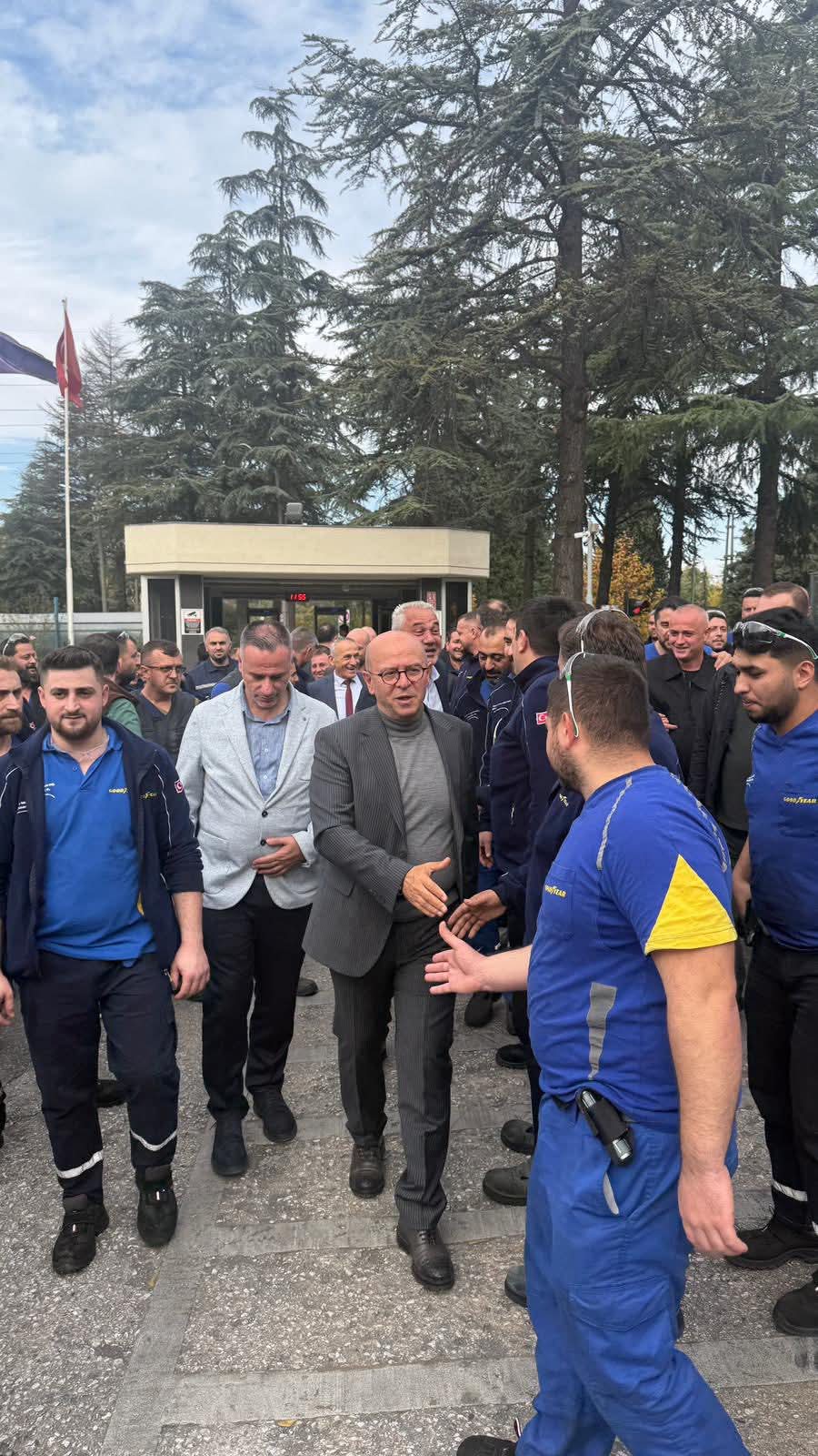 Lastik İş Genel Başkanı Alaaddin Sarı, Goodyear İşçileriyle Buluştu (2)