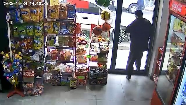 Market Çıkışında Talihsiz Kaza! Cam Kapıya Çarptı, Kapı Paramparça Oldu-2