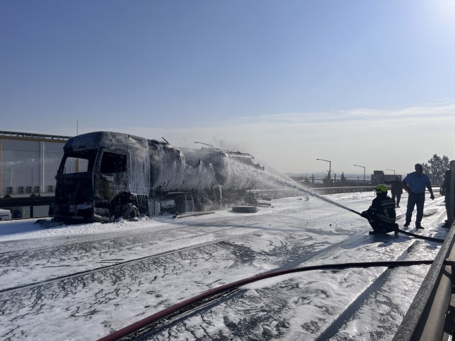 Mazot Yüklü Tanker Alev Alev Yandı (2)