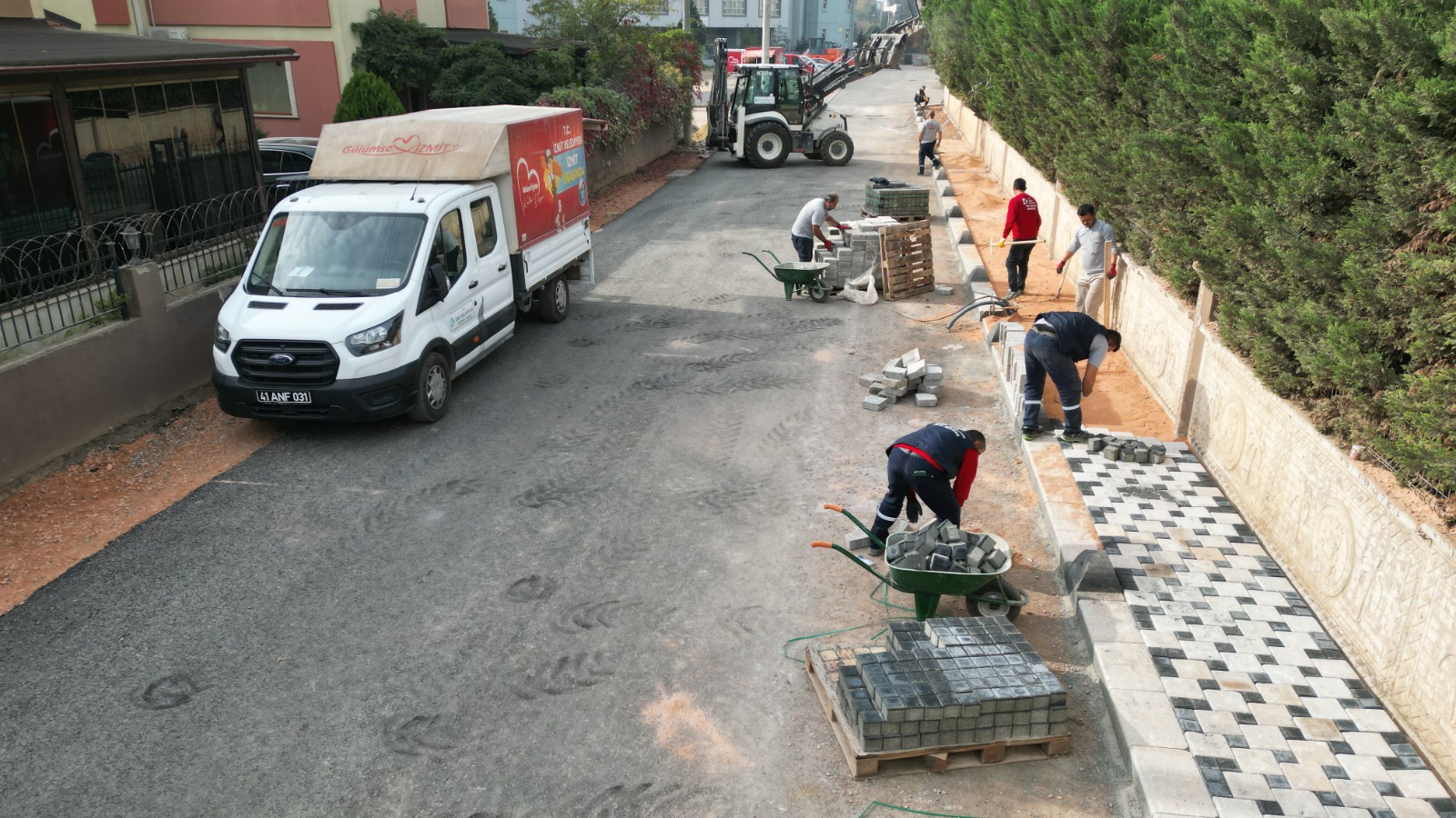 Mhp Izmit Ilçe Basin Bürosunun Yahya Kaptanda 7 Yildir Çivi Çakilmadigini Iddia Ettigi Fotograflar (2)