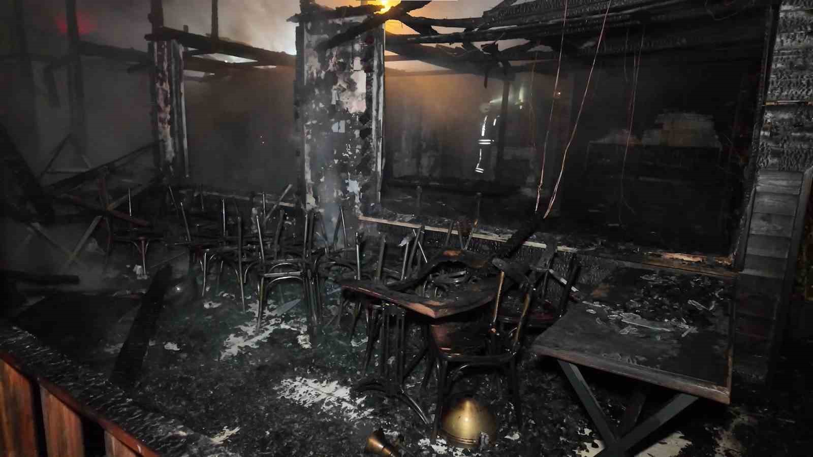 Şömine Faciası! Restoran Alevlere Teslim Oldu (2)