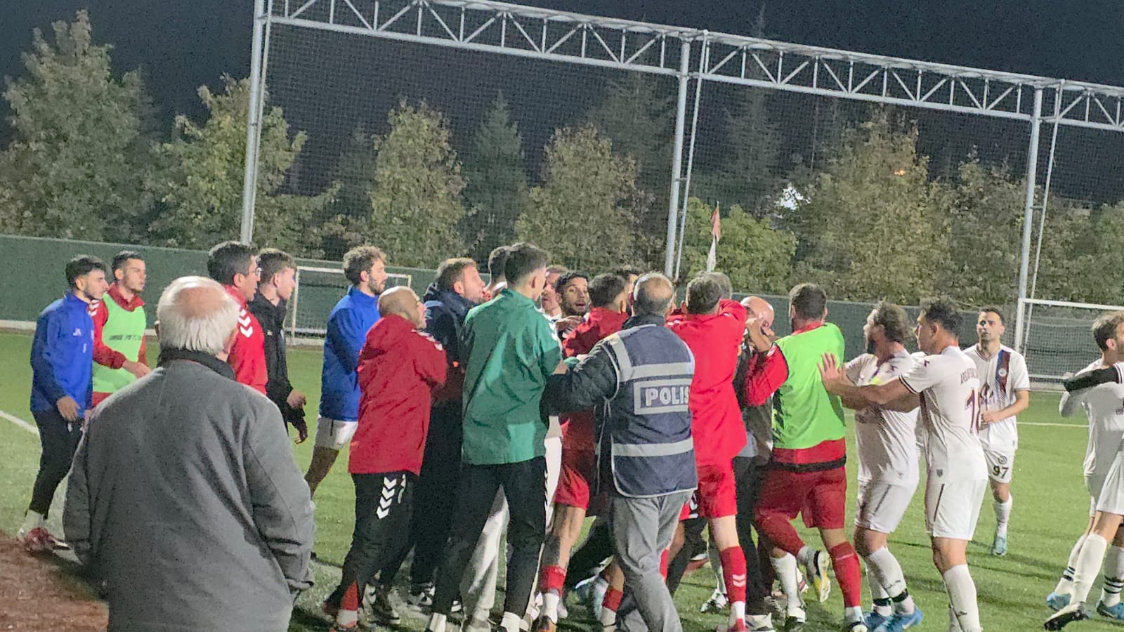 Süper Amatör B Grubu'nda Olaylı Maçtan Beraberlik Çıktı Arslanbey O.s. Ve Turgutspor Puanları Paylaştı! (3)