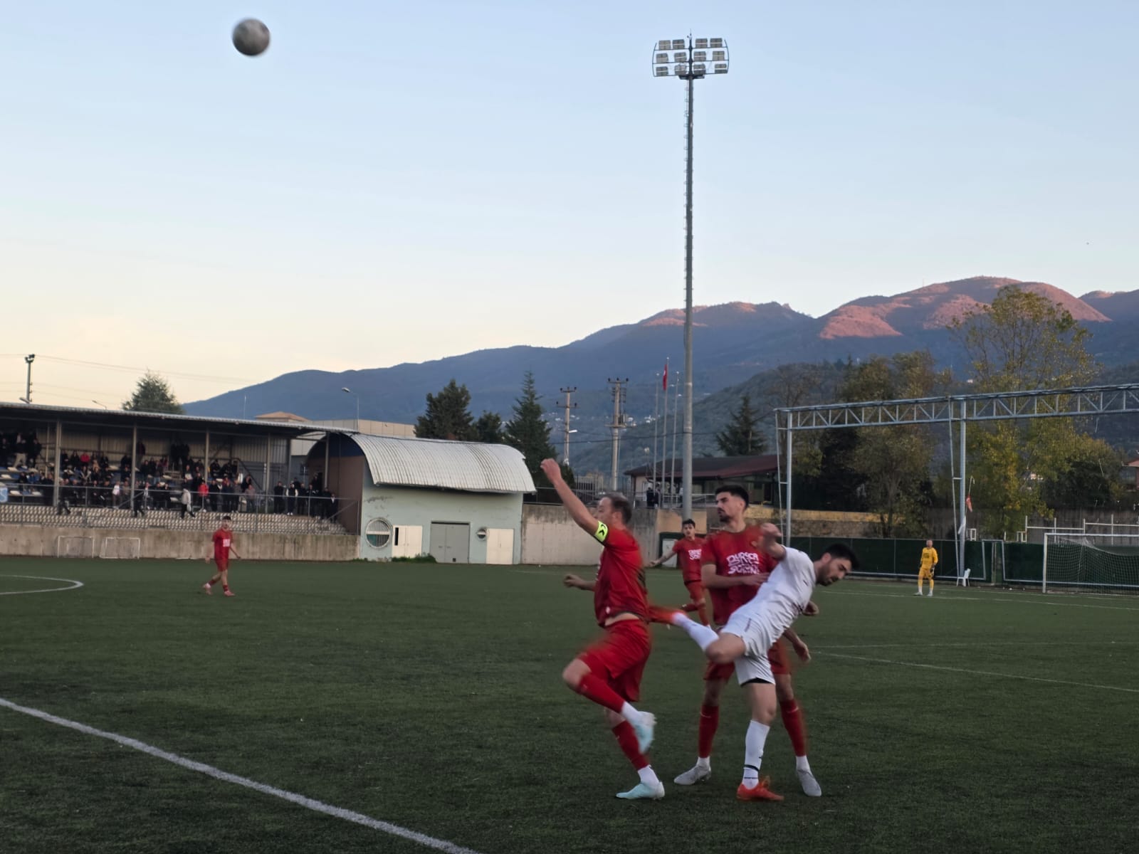 Süper Amatör B Grubu'nda Olaylı Maçtan Beraberlik Çıktı Arslanbey O.s. Ve Turgutspor Puanları Paylaştı! (9)