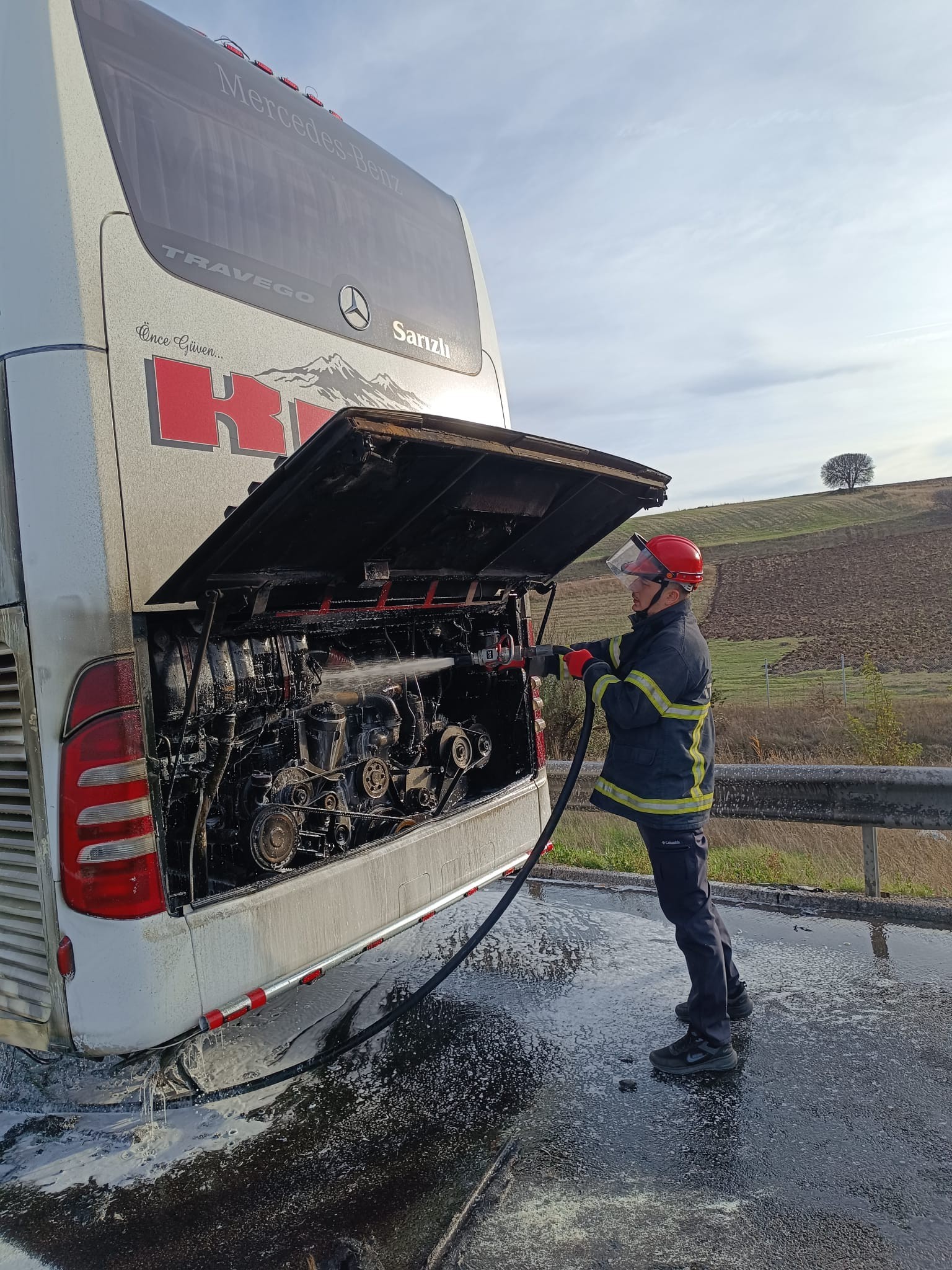 Tem Otoyolu'nda Seyir Halindeki Yolcu Otobüsünde Yangın Paniği1
