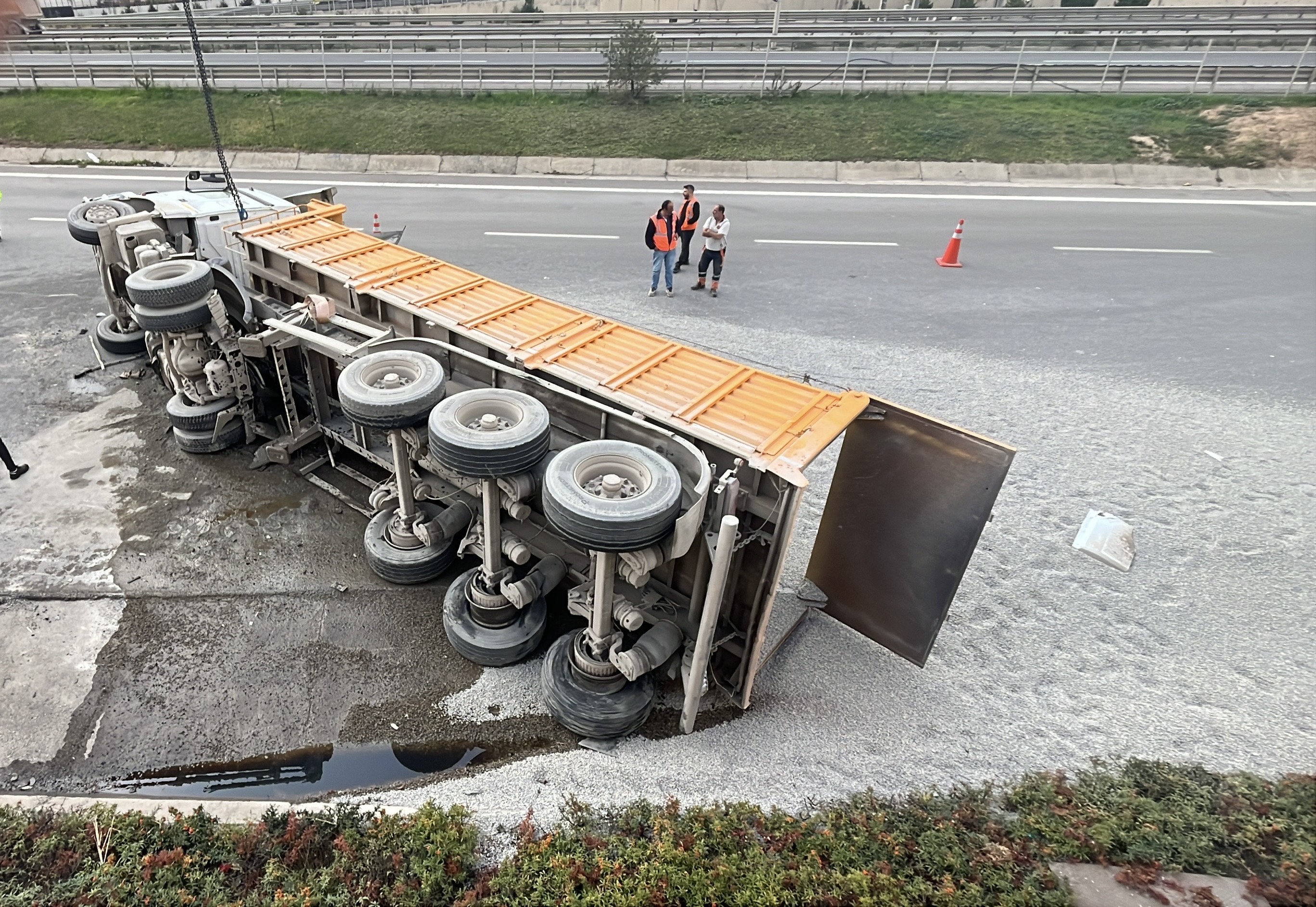 Tem'de Feci Kaza! Kocaeli'de Kamyon Yolun Ortasına Devrildi 01