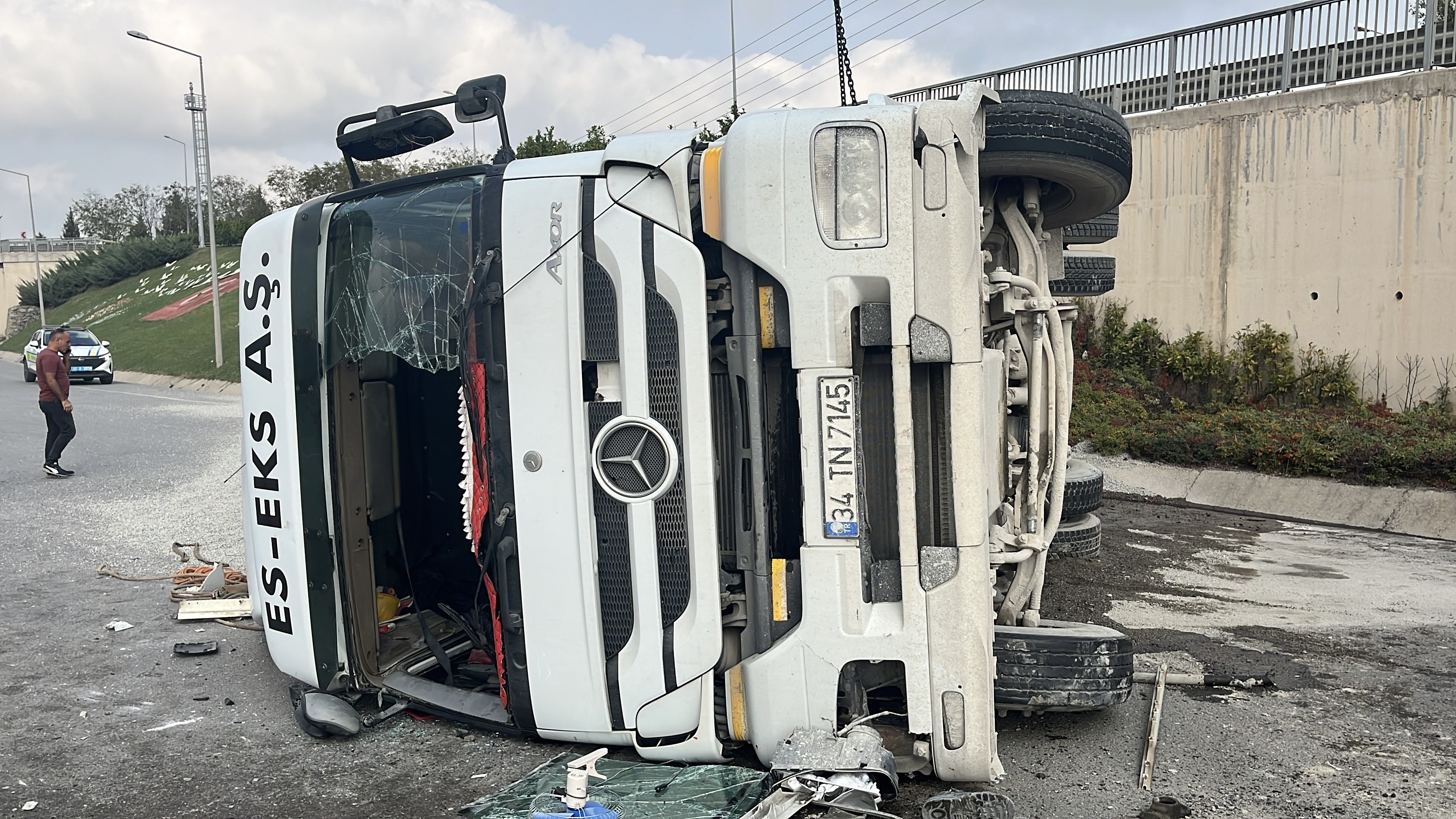 Tem'de Feci Kaza! Kocaeli'de Kamyon Yolun Ortasına Devrildi 02