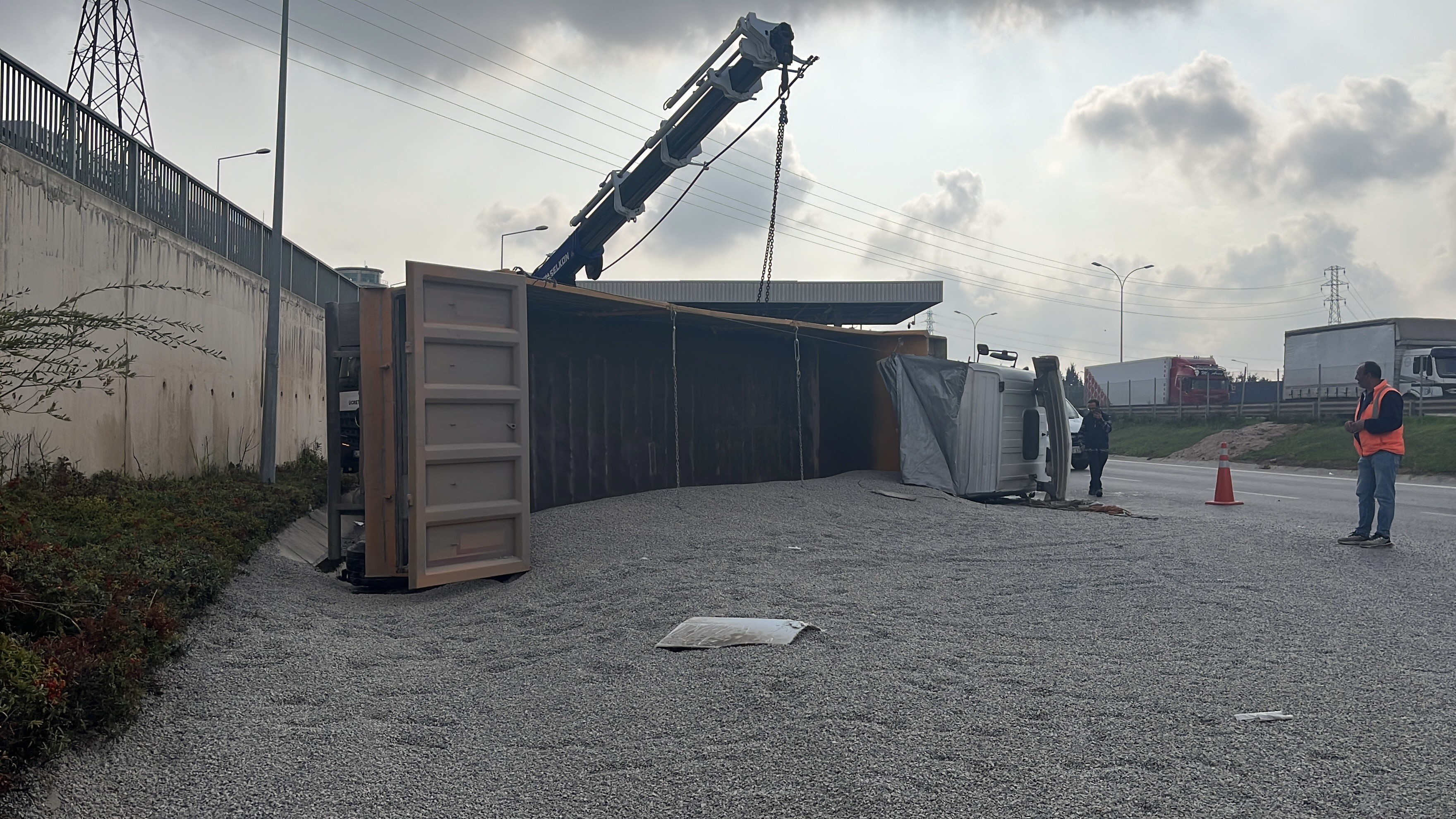 Tem'de Feci Kaza! Kocaeli'de Kamyon Yolun Ortasına Devrildi 04