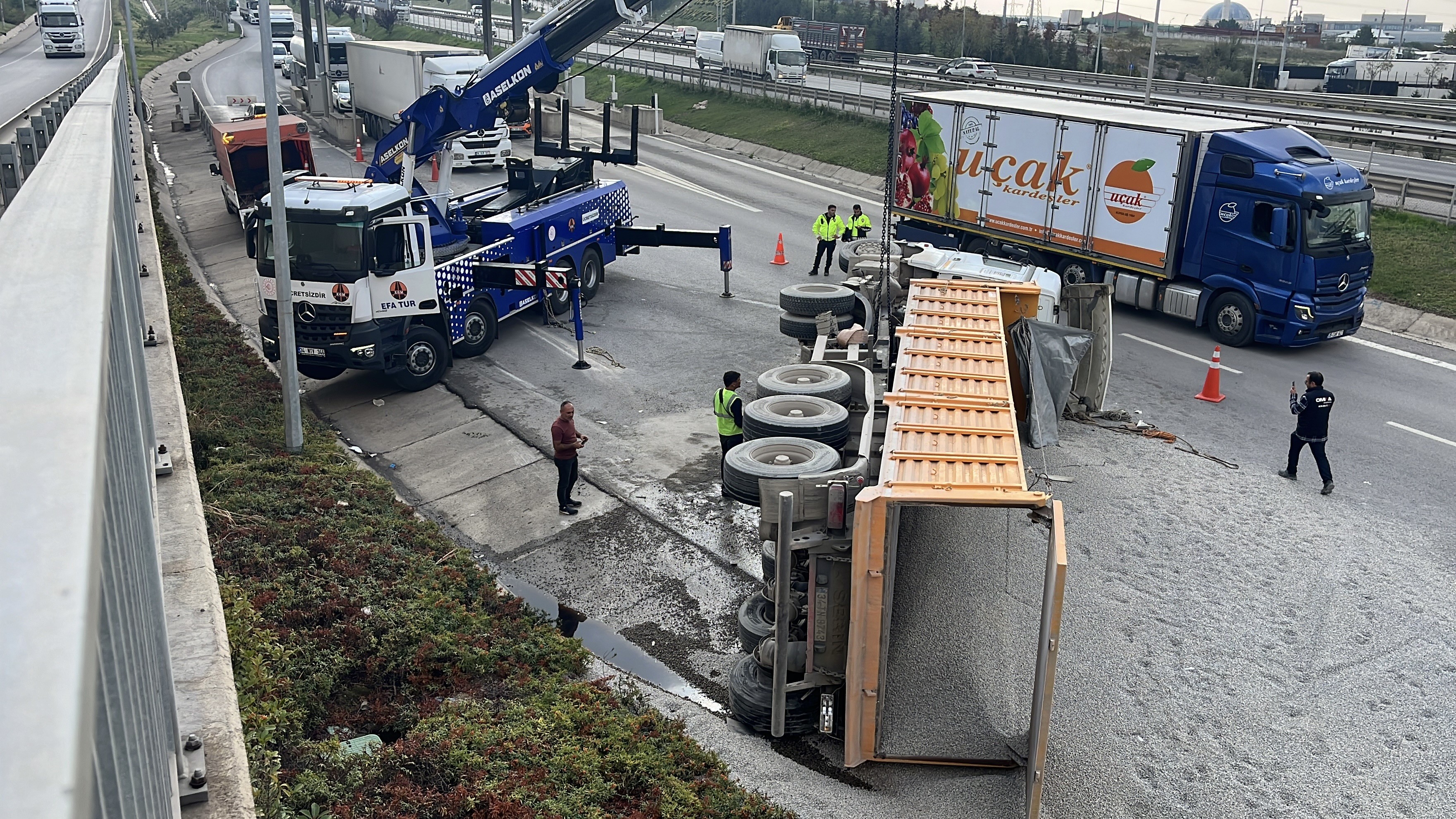 Tem'de Feci Kaza! Kocaeli'de Kamyon Yolun Ortasına Devrildi5 03