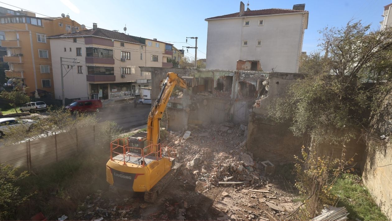 Terk Edilmiş Bina Yıkıldı