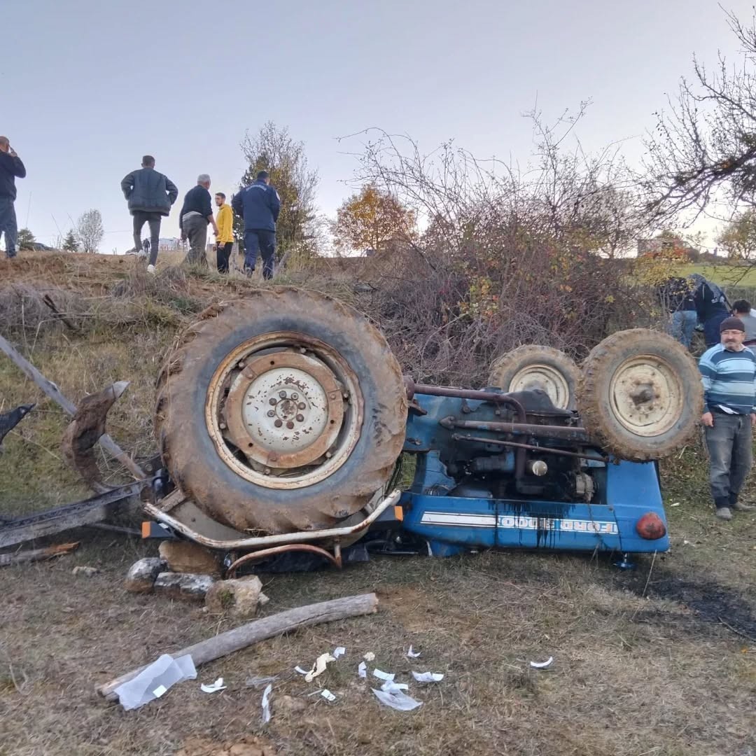 Traktör Şarampole Devrildi! Sürücü Yaralandı (2)
