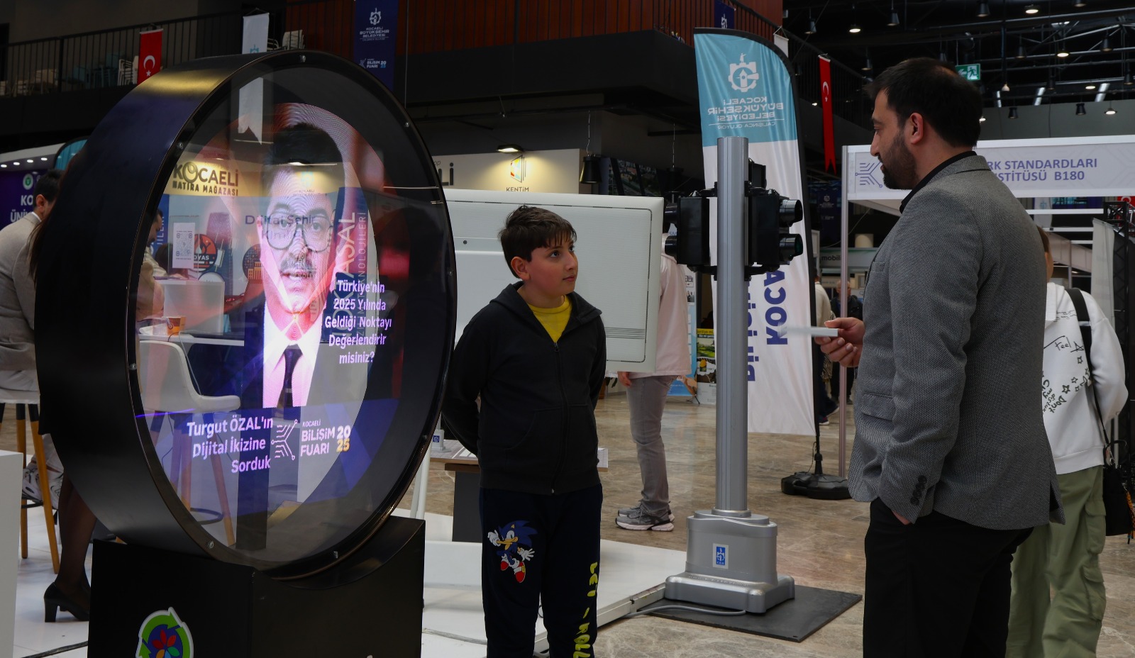 Turgut Özal Hologram Yöntemiyle Bilişim Fuarı'nda (2)