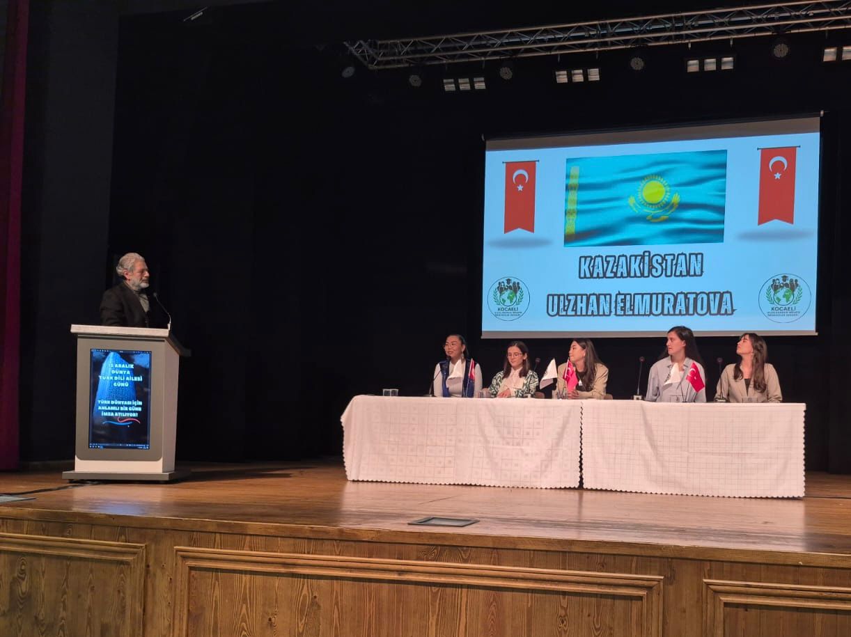 Türk Dünyasının Farklı Coğrafyalarından Gelen Öğrenciler Ve Sivil Toplum Kuruluşları Temsilcileri, İzmit Halk Evi Gençlik Merkezi’nde Düzenlenen Programda Bir Araya Gelerek 15 Aralık “Dünya Türk Dili Ailesi Günü”Nü (11)