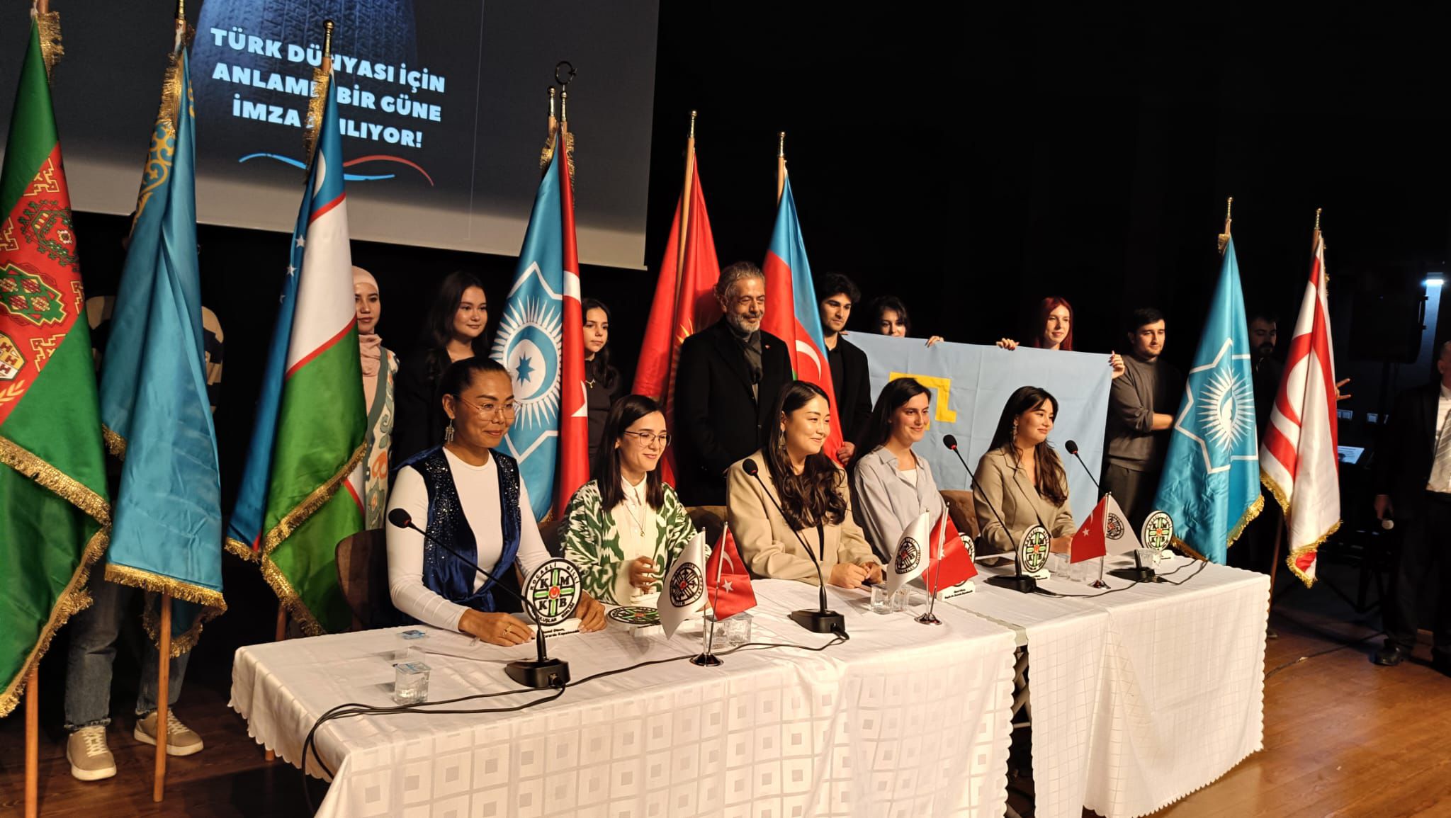 Türk Dünyasının Farklı Coğrafyalarından Gelen Öğrenciler Ve Sivil Toplum Kuruluşları Temsilcileri, İzmit Halk Evi Gençlik Merkezi’nde Düzenlenen Programda Bir Araya Gelerek 15 Aralık “Dünya Türk Dili Ailesi Günü”Nü (16)