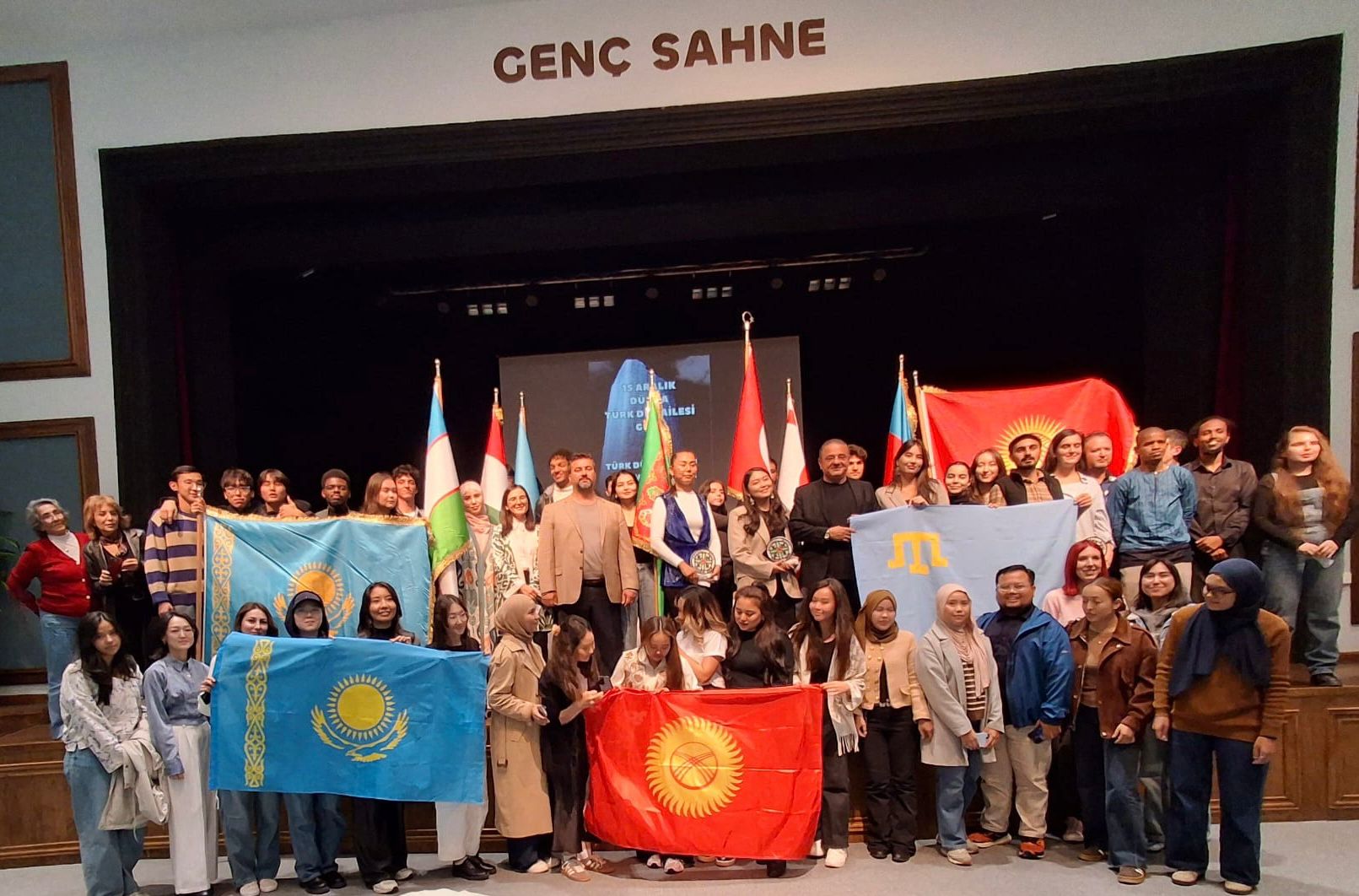 Türk Dünyasının Farklı Coğrafyalarından Gelen Öğrenciler Ve Sivil Toplum Kuruluşları Temsilcileri, İzmit Halk Evi Gençlik Merkezi’nde Düzenlenen Programda Bir Araya Gelerek 15 Aralık “Dünya Türk Dili Ailesi Günü”Nü (19)