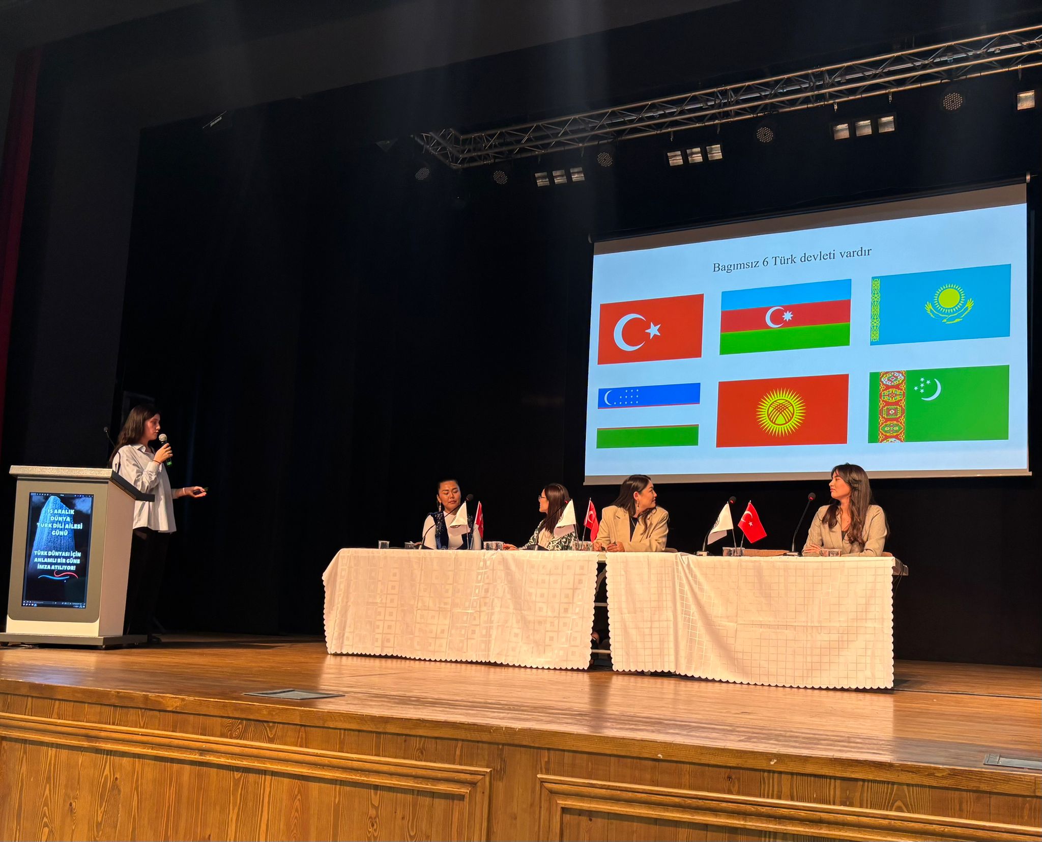 Türk Dünyasının Farklı Coğrafyalarından Gelen Öğrenciler Ve Sivil Toplum Kuruluşları Temsilcileri, İzmit Halk Evi Gençlik Merkezi’nde Düzenlenen Programda Bir Araya Gelerek 15 Aralık “Dünya Türk Dili Ailesi Günü”Nü (8)