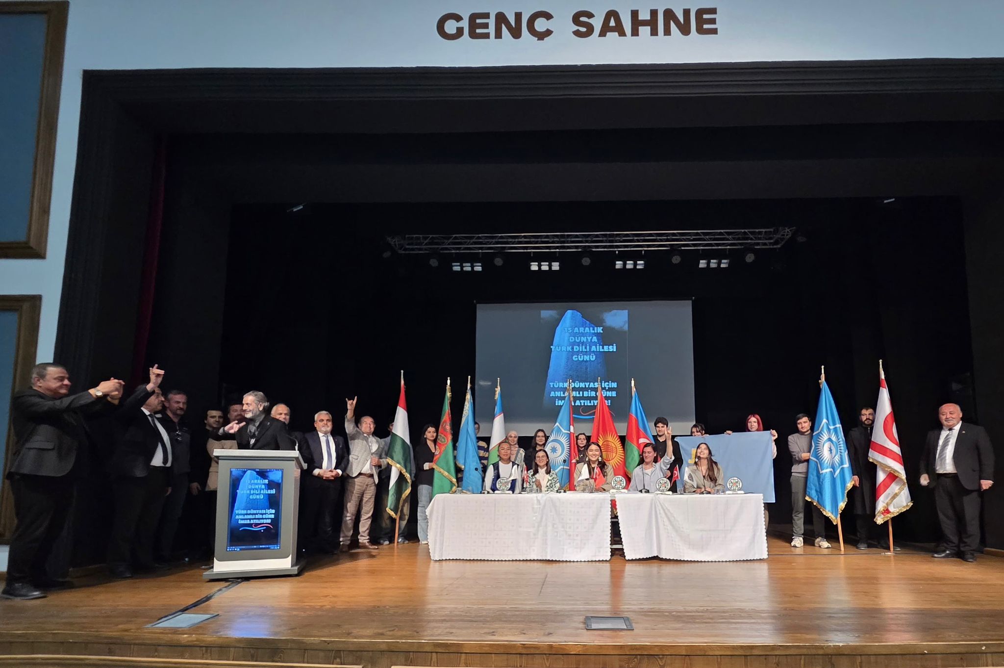 Türk Dünyasının Farklı Coğrafyalarından Gelen Öğrenciler Ve Sivil Toplum Kuruluşları Temsilcileri, İzmit Halk Evi Gençlik Merkezi’nde Düzenlenen Programda Bir Araya Gelerek 15 Aralık “Dünya Türk Dili Ailesi Günü”Nü (9)