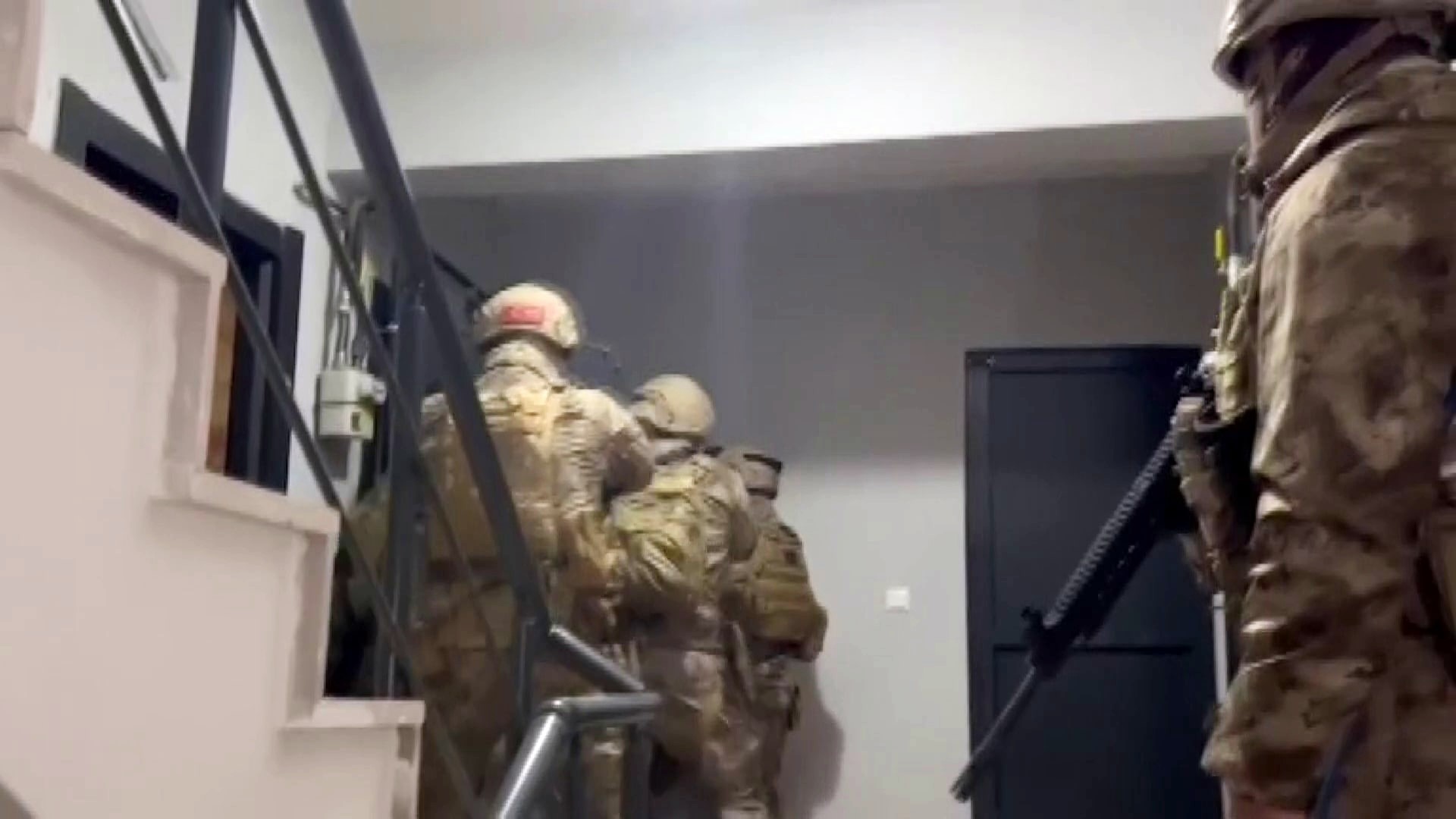 Uyuşturucuyu Klozete Dökerken Yakalandılar (4)