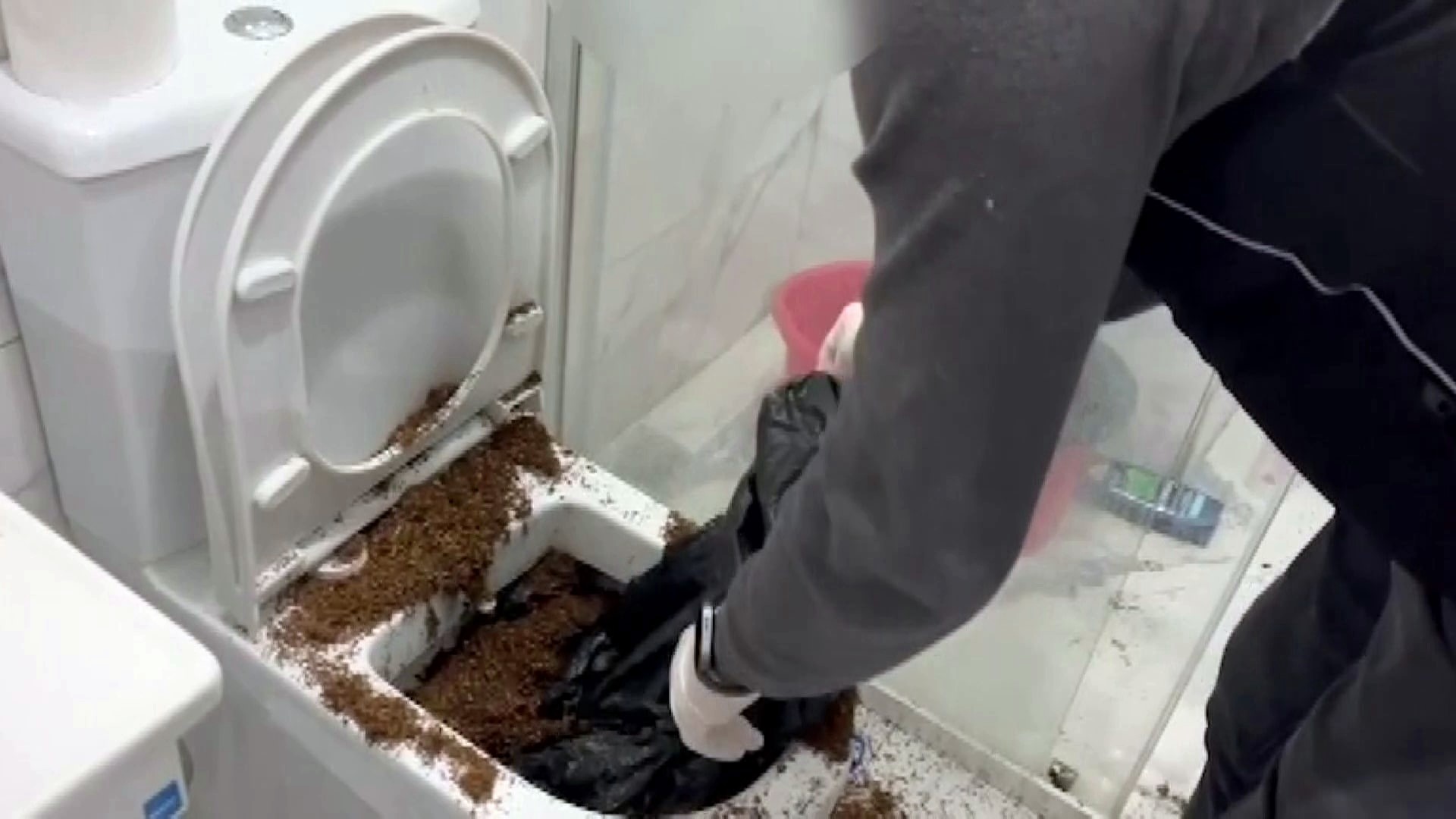 Uyuşturucuyu Klozete Dökerken Yakalandılar (5)