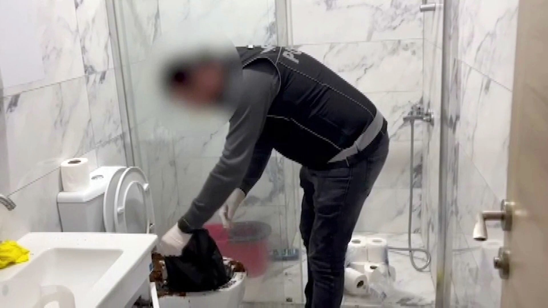 Uyuşturucuyu Klozete Dökerken Yakalandılar (6)