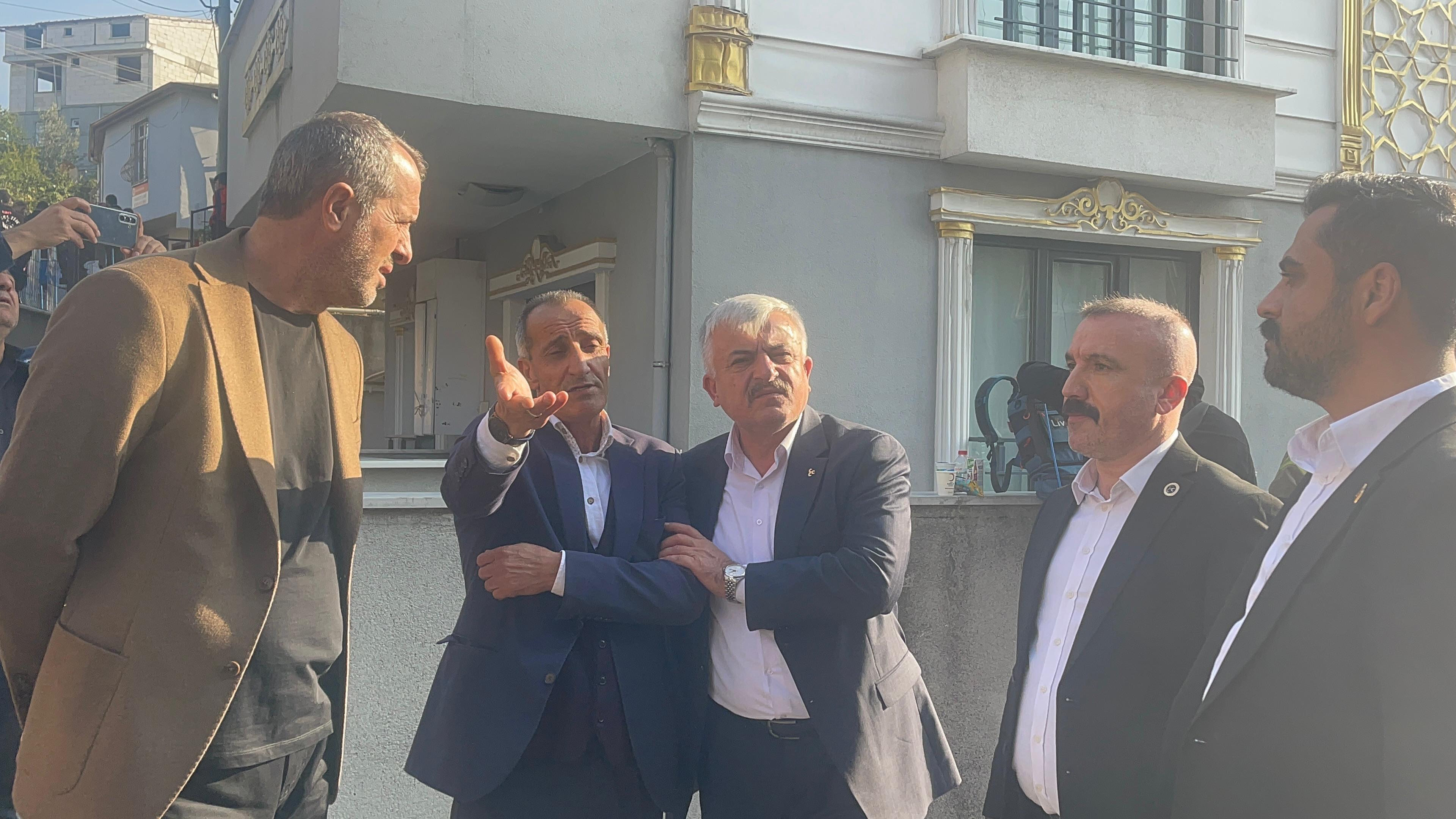 Yangın Bölgesinde İncelemelerde Bulundu (4)