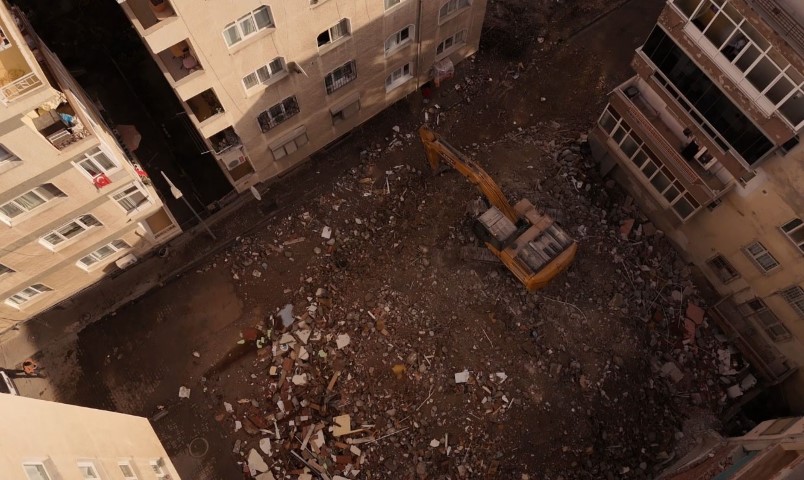 Yıkım Sonrası Yan Binanın Duvarlarının Olmadığı Ortaya Çıktı (1)