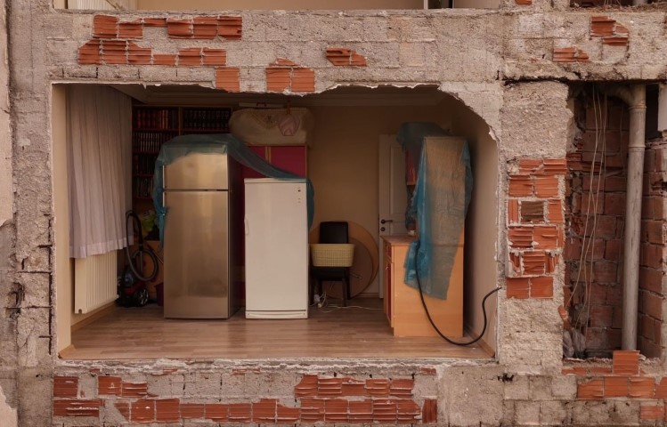 Yıkım Sonrası Yan Binanın Duvarlarının Olmadığı Ortaya Çıktı (2)