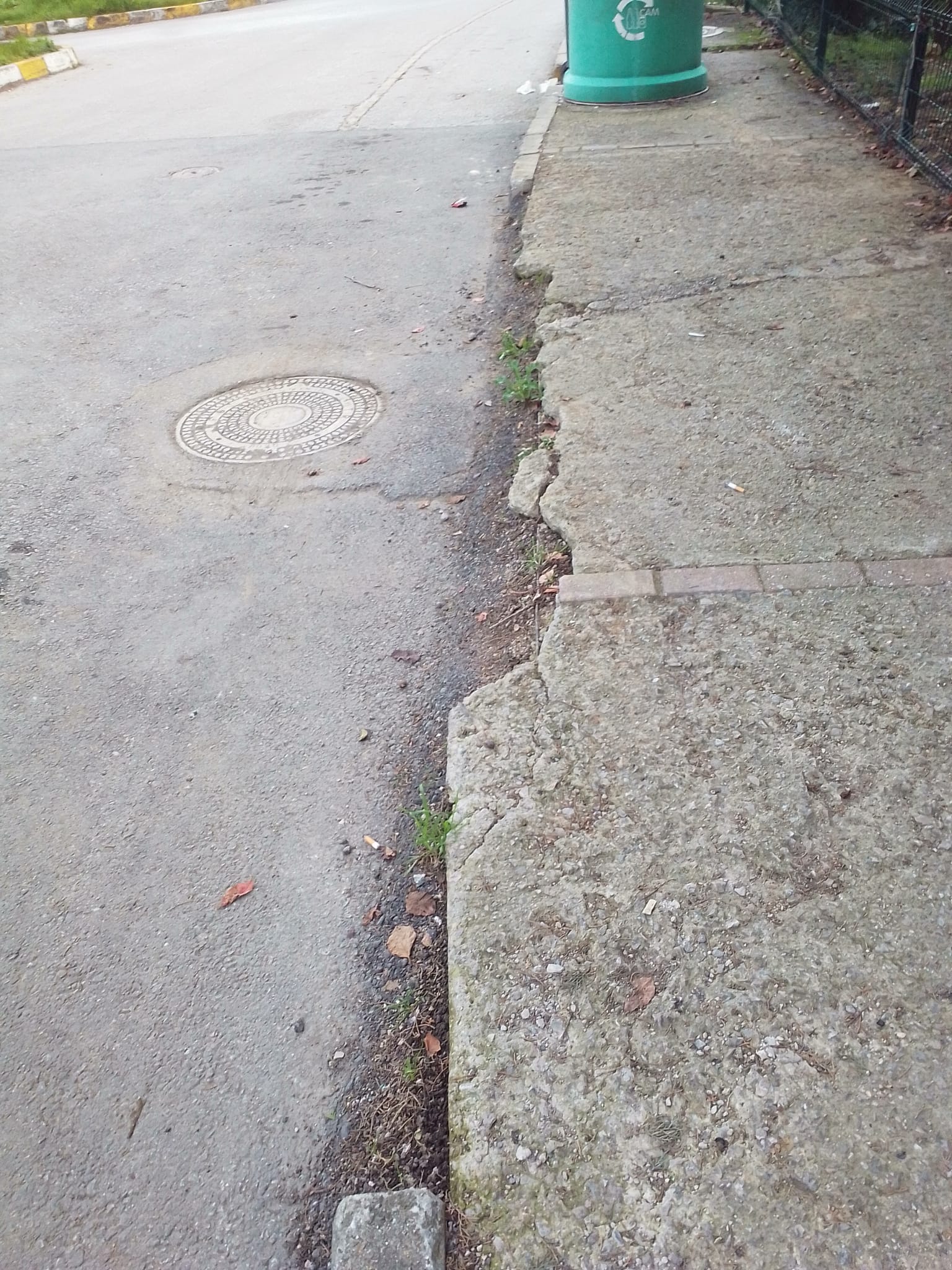 Yuvam Turgut Konutlarında Kaldırım Çökmesi Vatandaşı İsyan Ettirdi 1